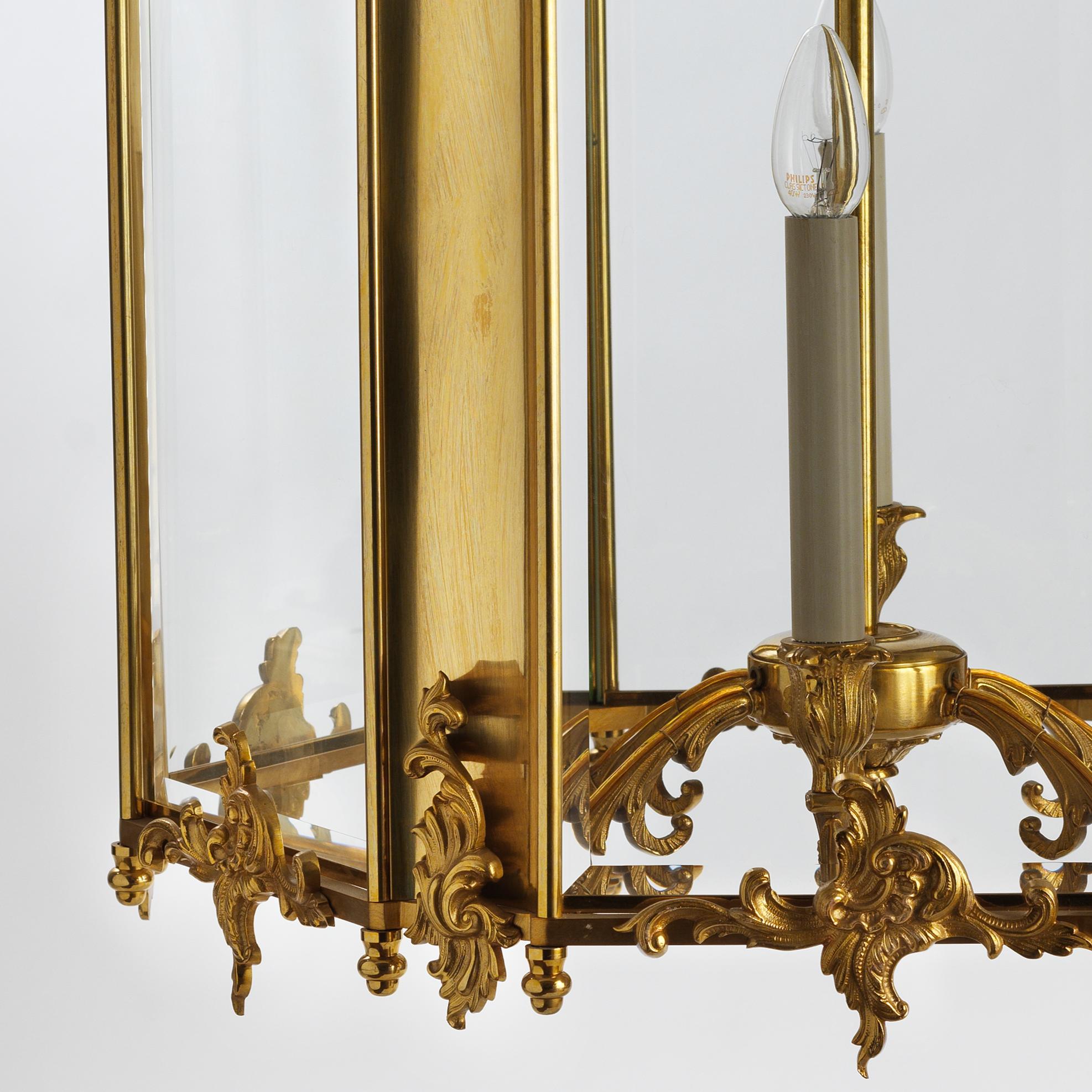 This finely chiseled French Rococo style gilt bronze lantern by Gherardo Degli Albizzi has six-light and it shows classical features of that period such acanthus leaves and vegetal decoration all-over.
Foliate crown stays above the six leafy arms