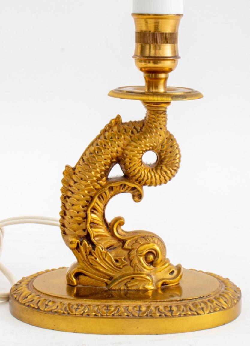 Lampe de table en métal doré de style rococo français, la base représentant un dauphin tenant un chandelier sur sa queue. 14