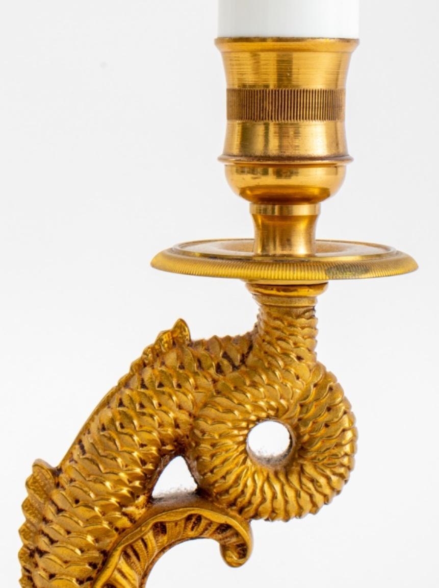 Französische Rokoko-Tischlampe aus vergoldetem Metall mit Delphin (Vergoldet) im Angebot