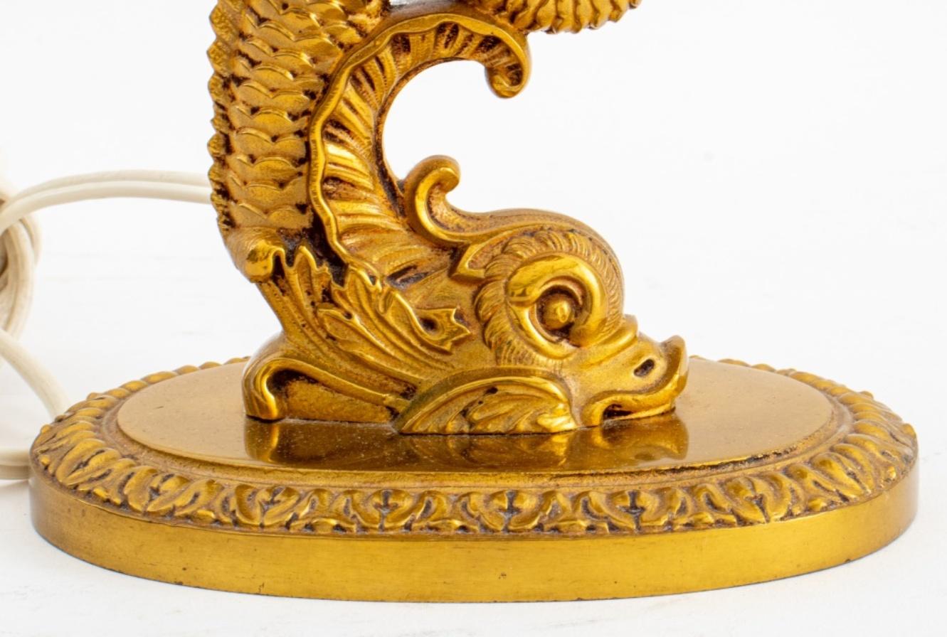 Doré Lampe de table française de style rococo en métal doré avec dauphins en vente