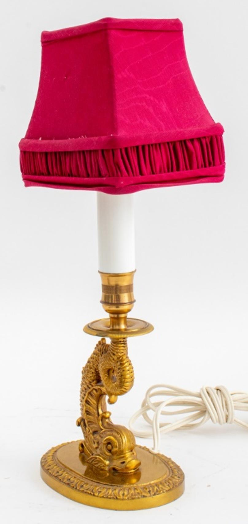 Französische Rokoko-Tischlampe aus vergoldetem Metall mit Delphin im Angebot 1