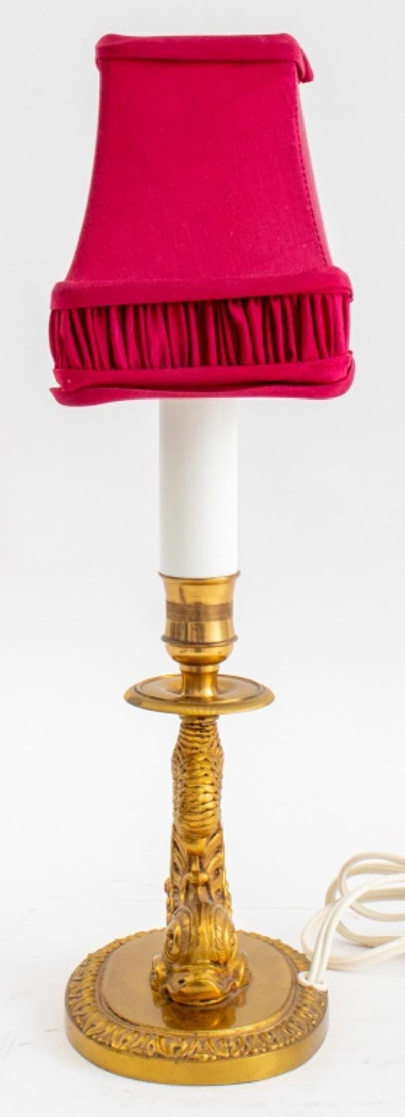 Französische Rokoko-Tischlampe aus vergoldetem Metall mit Delphin im Angebot 2