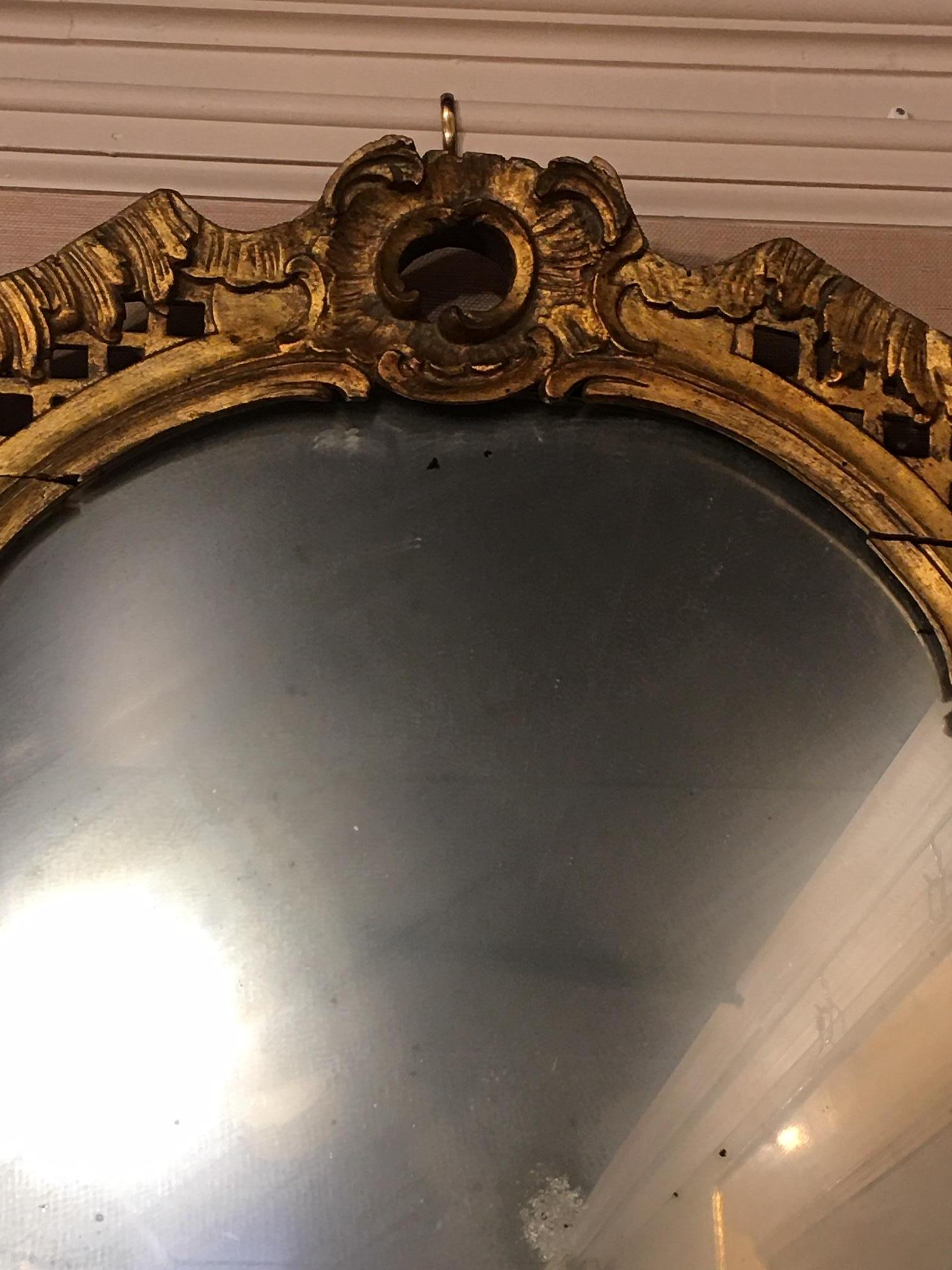 Specchio a forma di cartiglio in legno dorato in stile rococò francese, fine XIX secolo in vendita 2