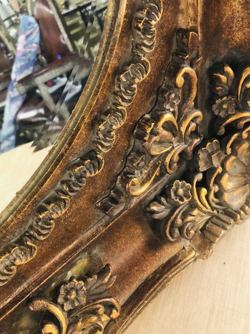 Miroir doré sculpté à la main de style rococo français en vente 1
