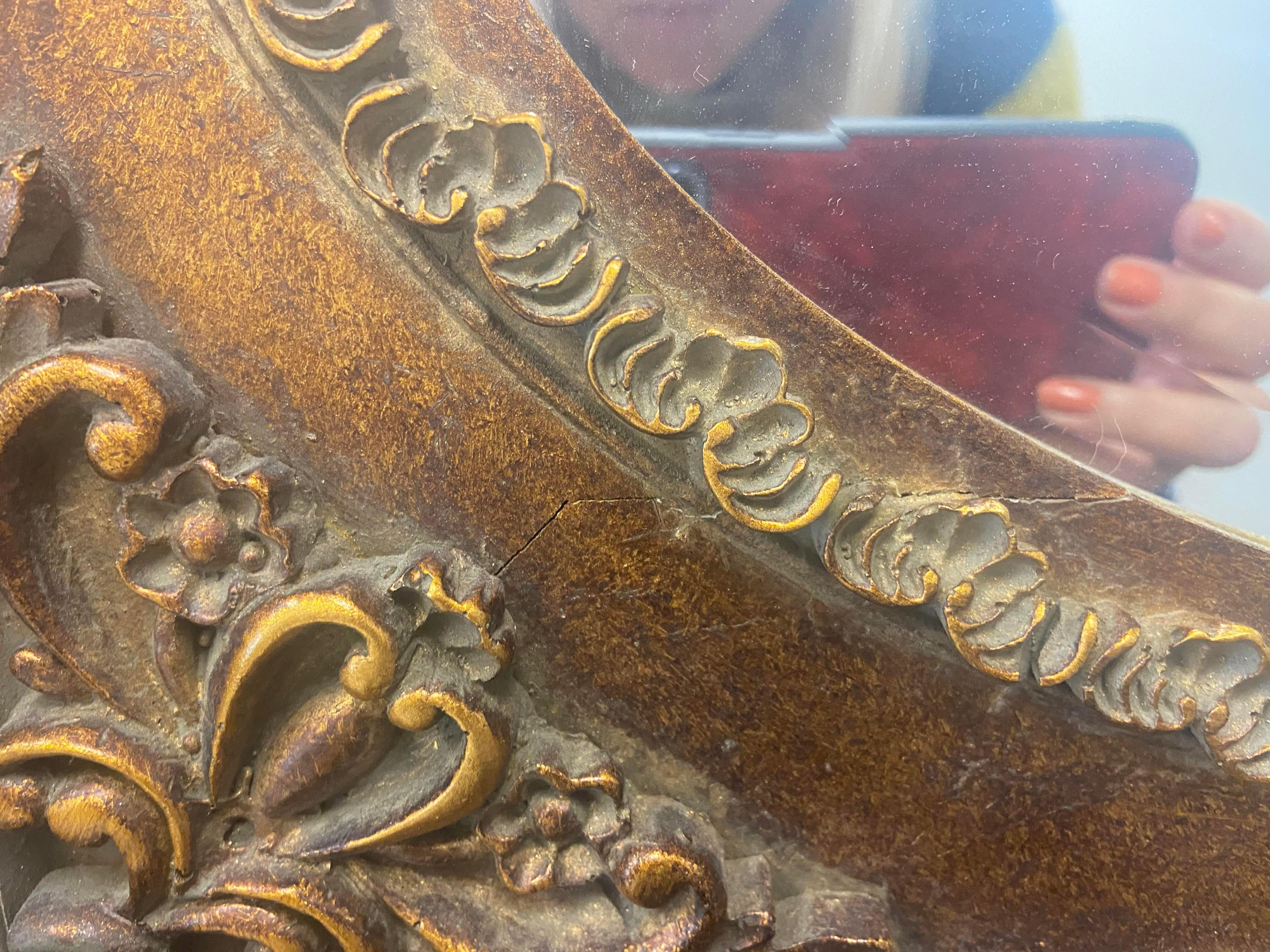 Miroir doré sculpté à la main de style rococo français en vente 3