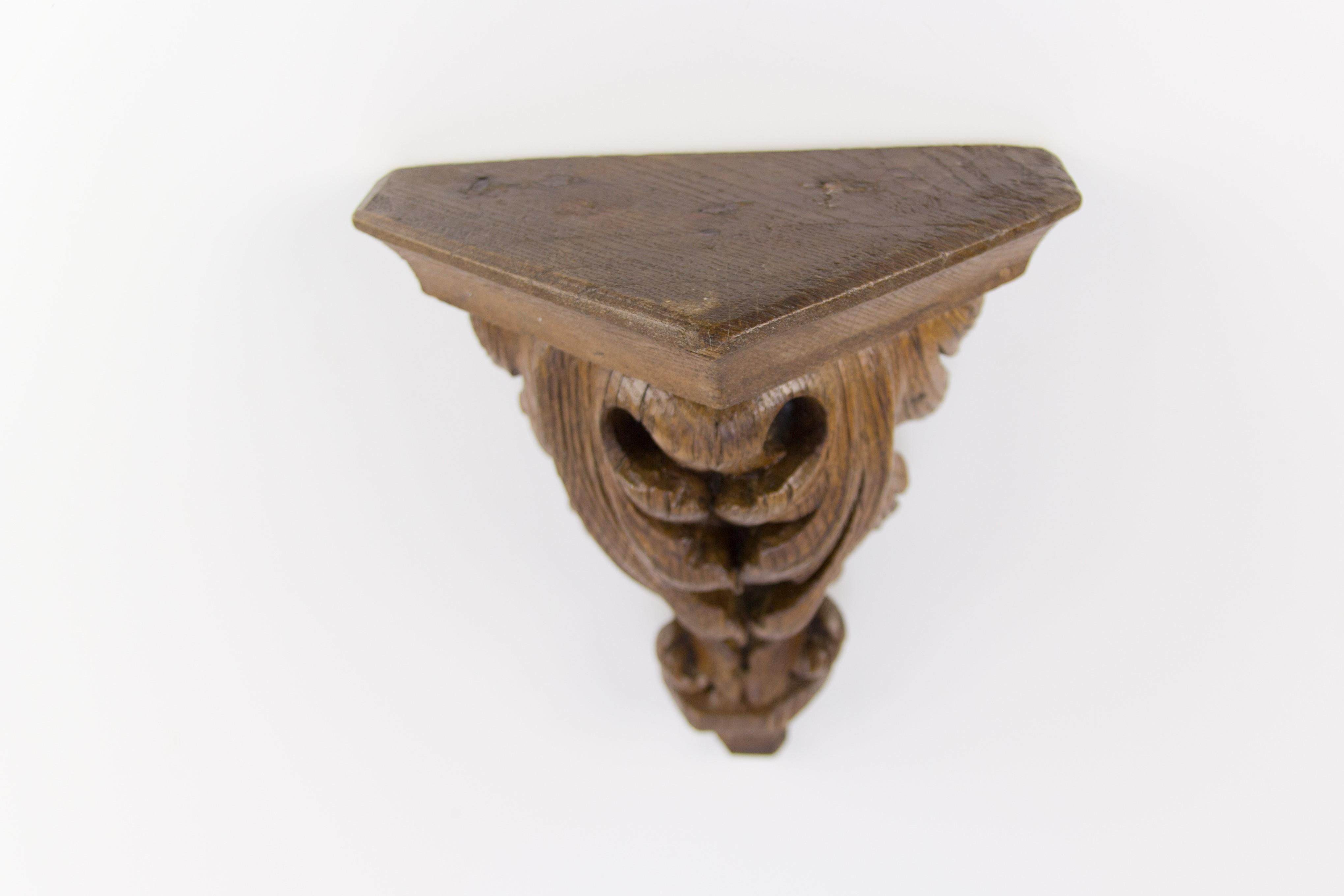 French Rococo style hand carved oakwood wall bracket / shelf, early 20th century.
Antique wall console features ornate acanthus leaf carvings.
In a good antique condition with minor wear consistent with age and use - there are a couple of small