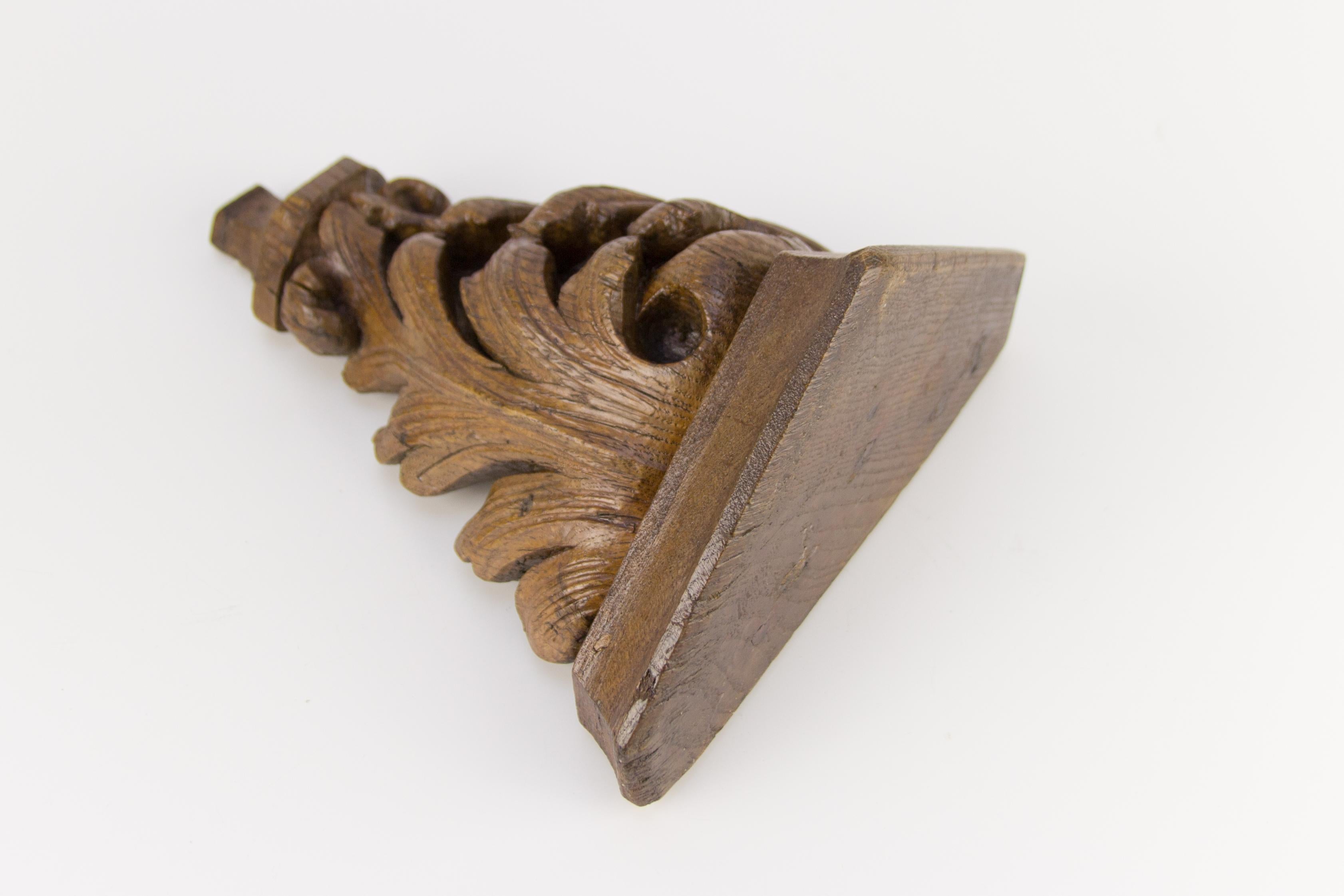 French Rococo Style Hand Carved Wood Wall Bracket Shelf In Good Condition In Barntrup, DE