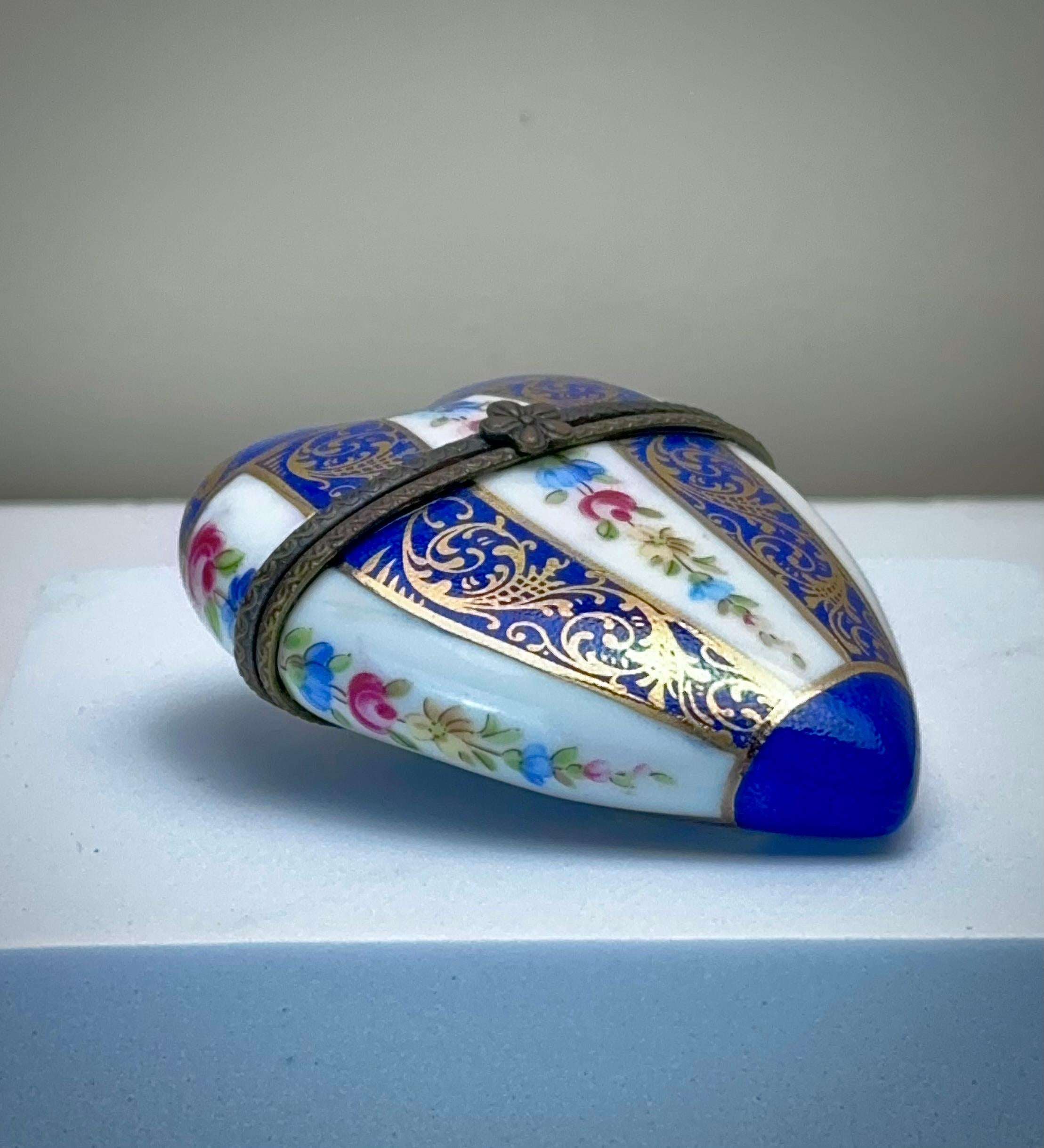 Hand-Painted Limoges Porcelain, Heart Shaped Trinket Box, France, 1980's For Sale