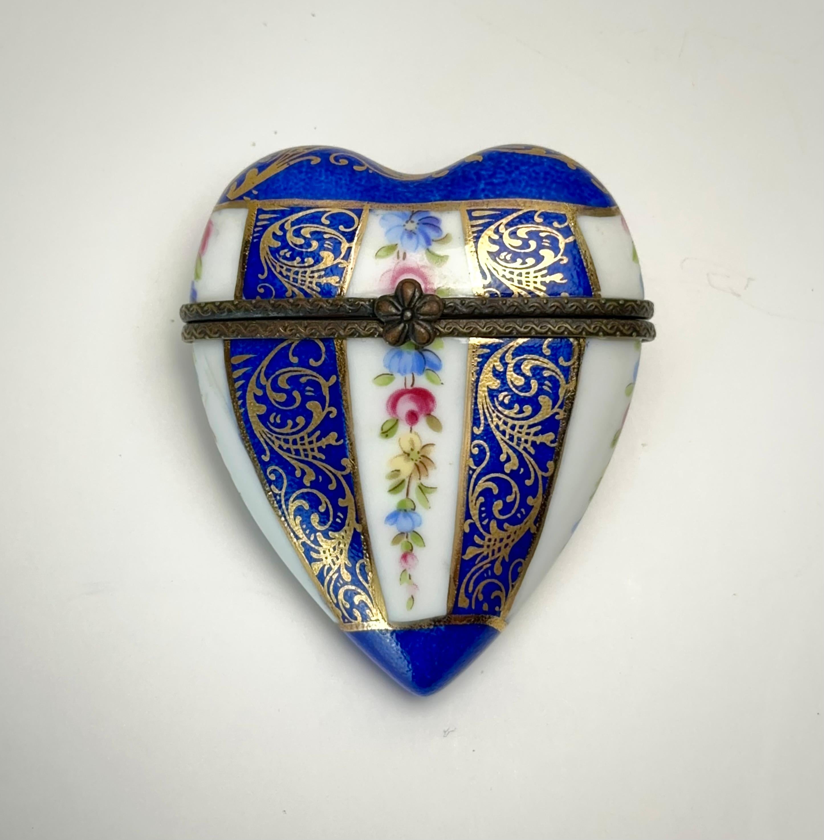 Limoges Porcelain, Heart Shaped Trinket Box, France, 1980's In Good Condition For Sale In Glasgow, GB