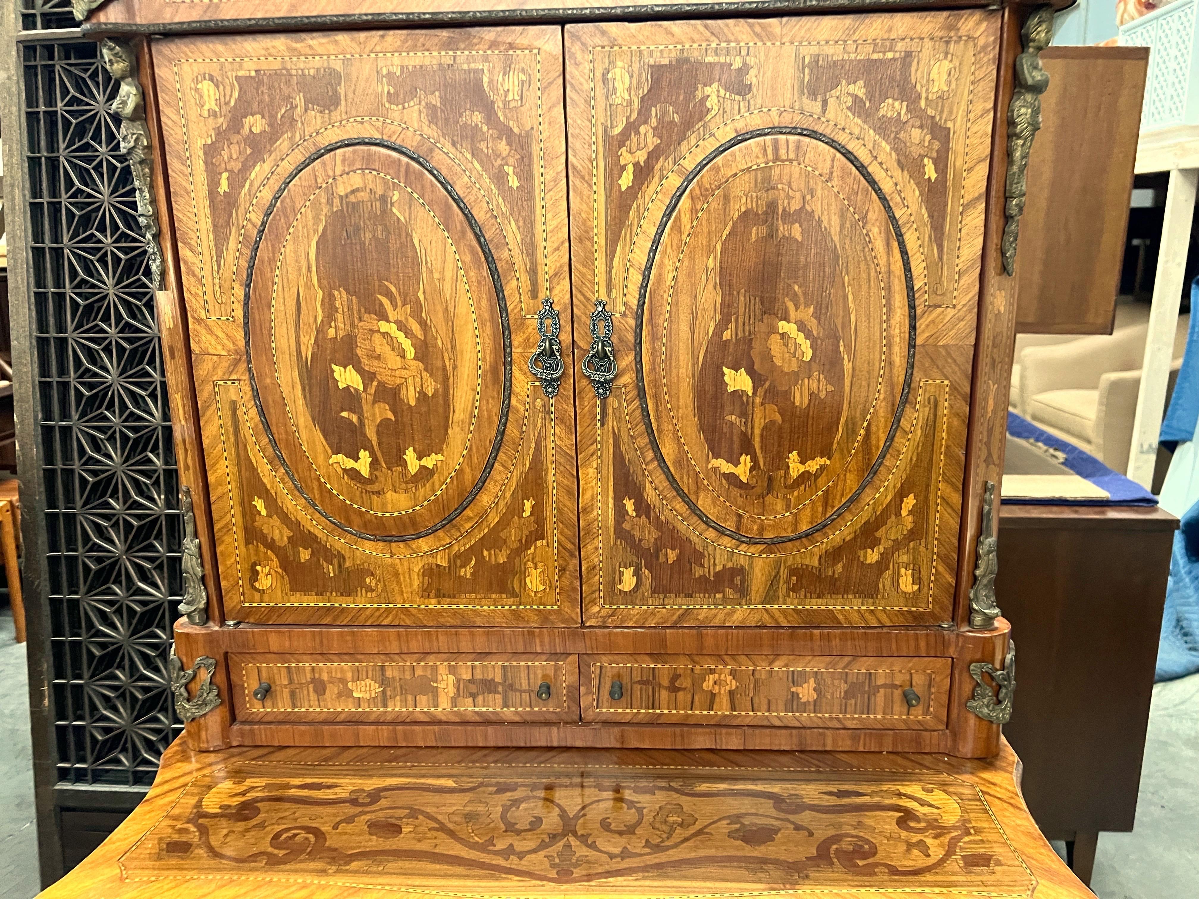 Bureau Bonheur du Jour ou écrire de style rococo français Louis XV Bon état - En vente à Charleston, SC