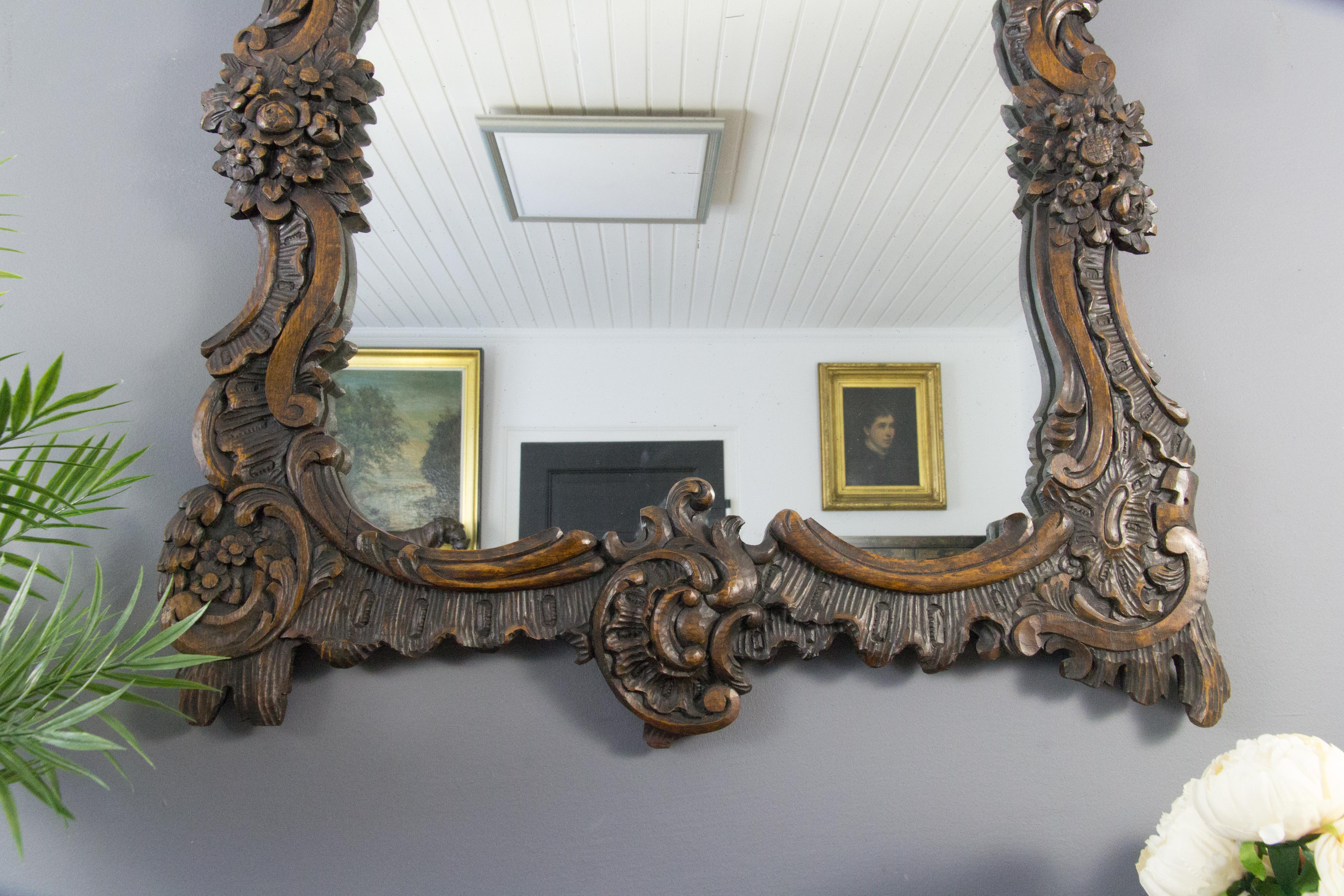 Miroir mural français de style rococo en bois sculpté brun foncé Début du 20ème siècle en vente 8