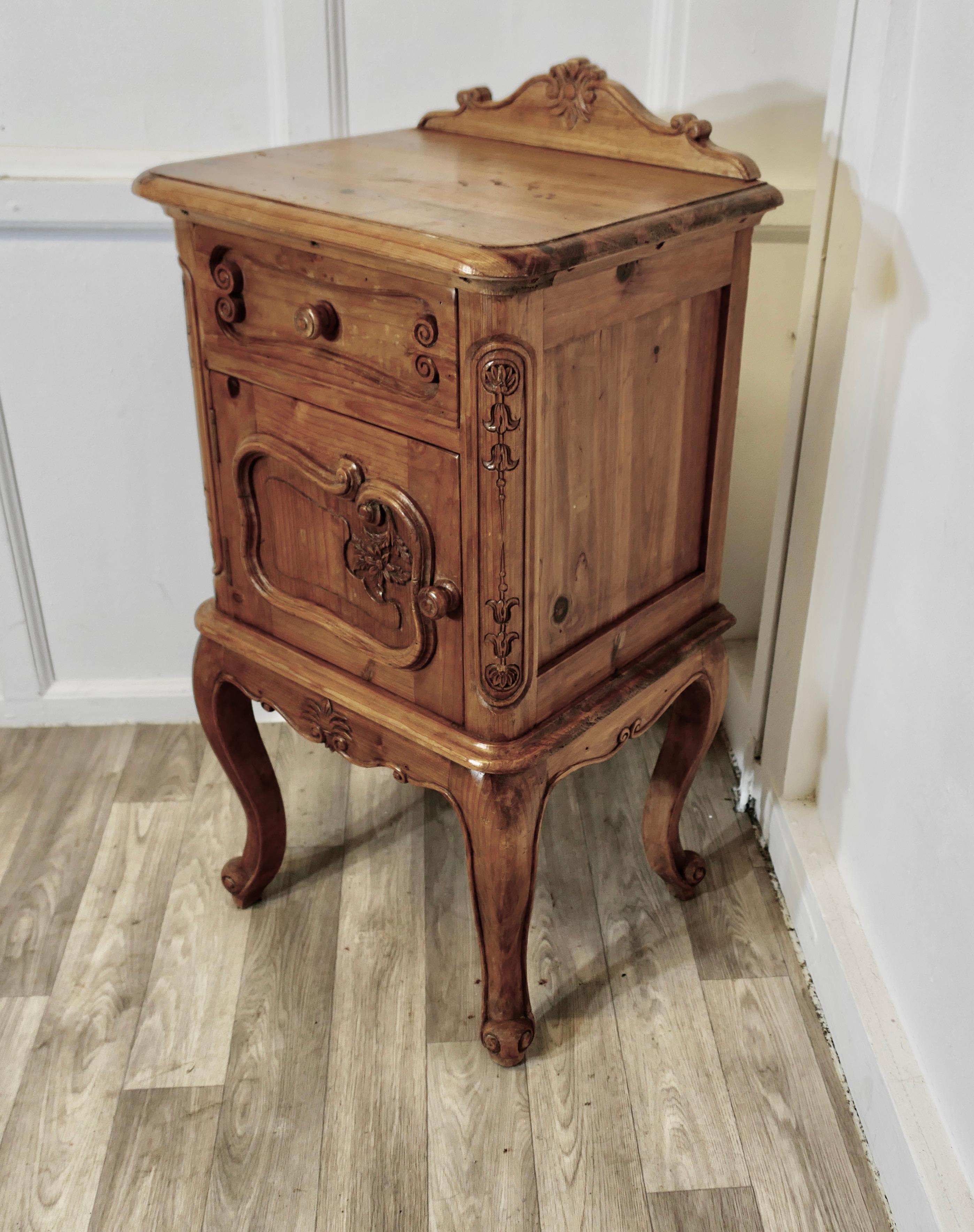 Stile provenzale Mobiletto laterale o comodino in stile French Rococo in vendita