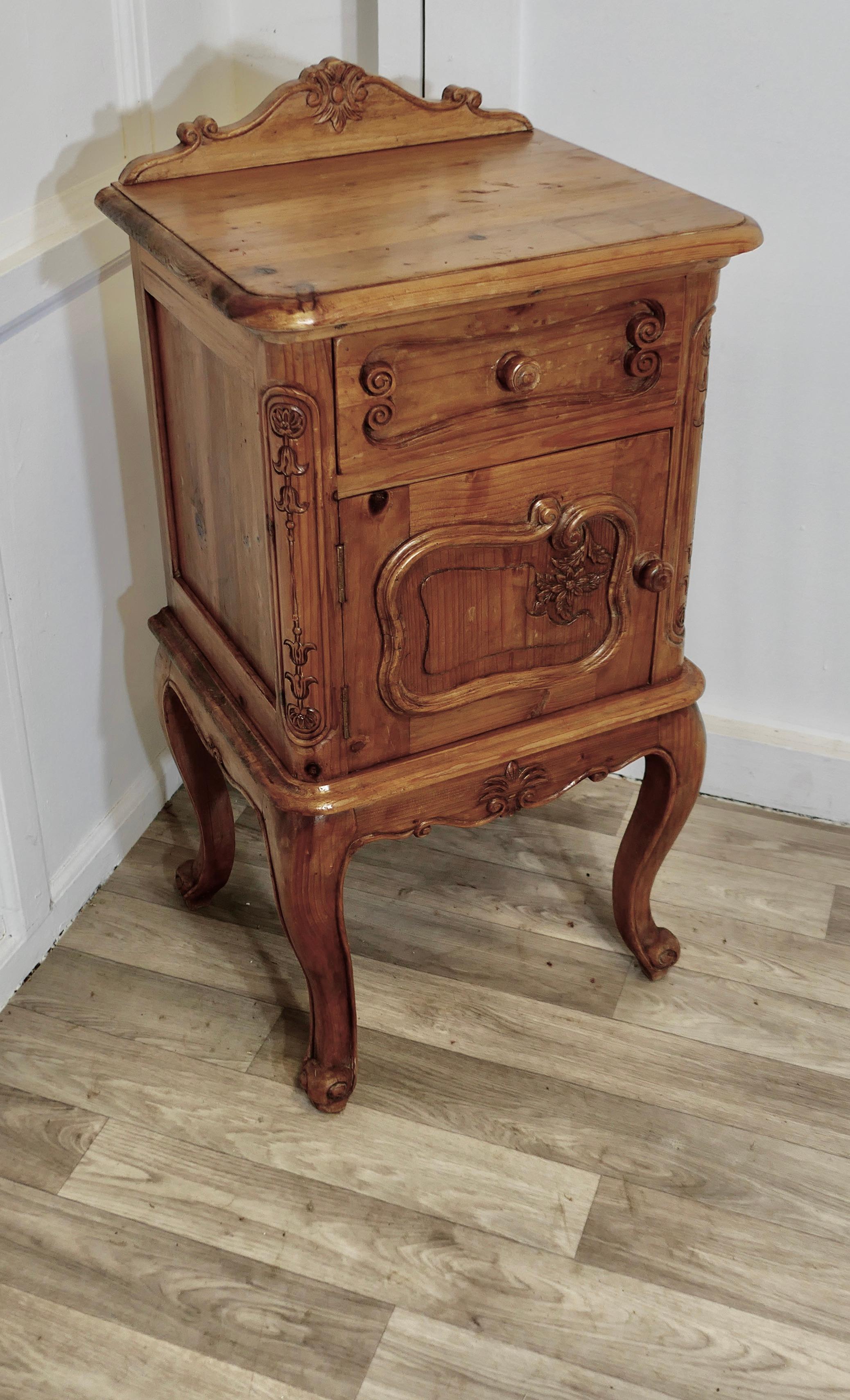 Mobiletto laterale o comodino in stile French Rococo In condizioni buone in vendita a Godshill, Isle of Wight