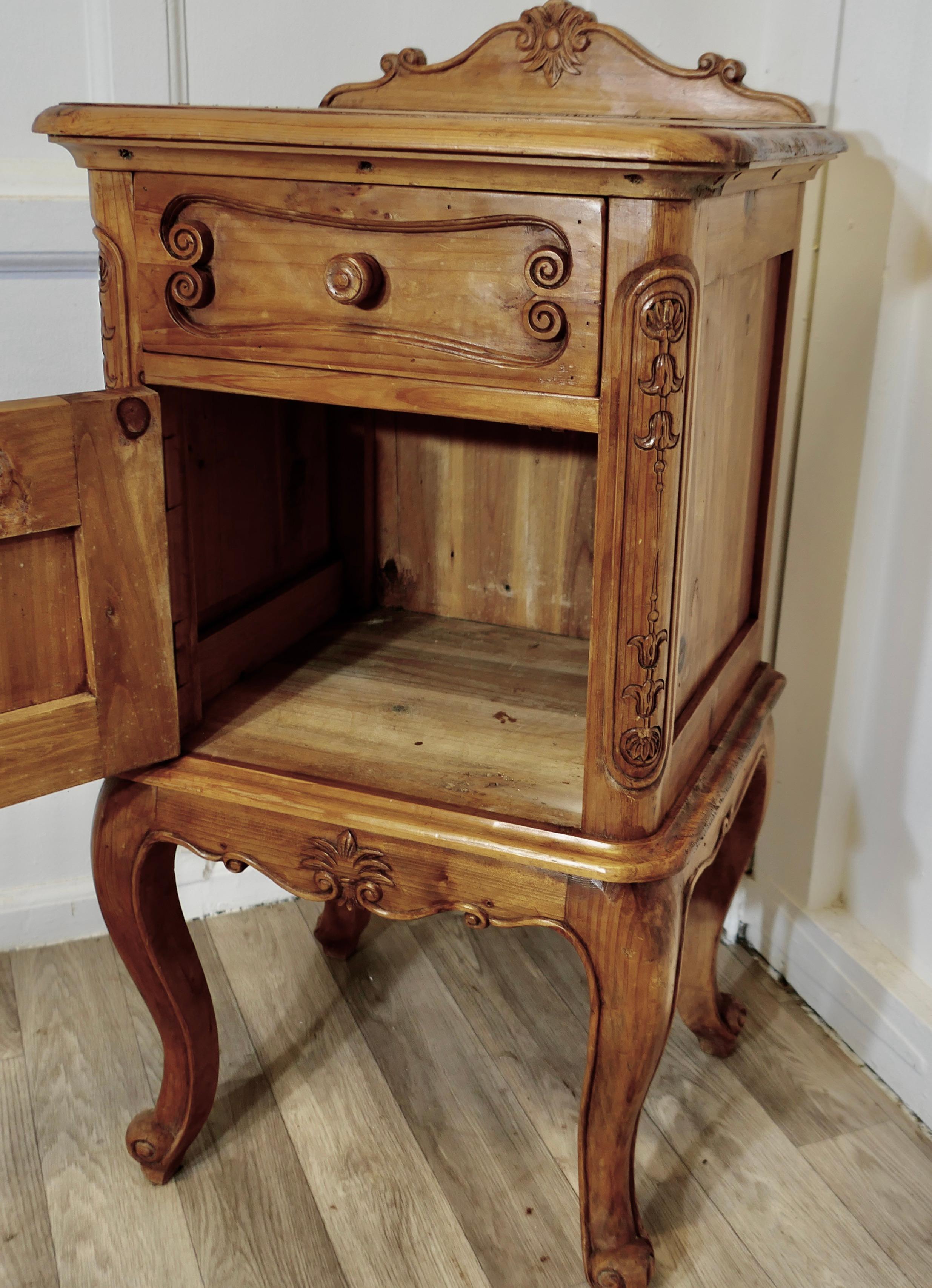 Pino Mobiletto laterale o comodino in stile French Rococo in vendita