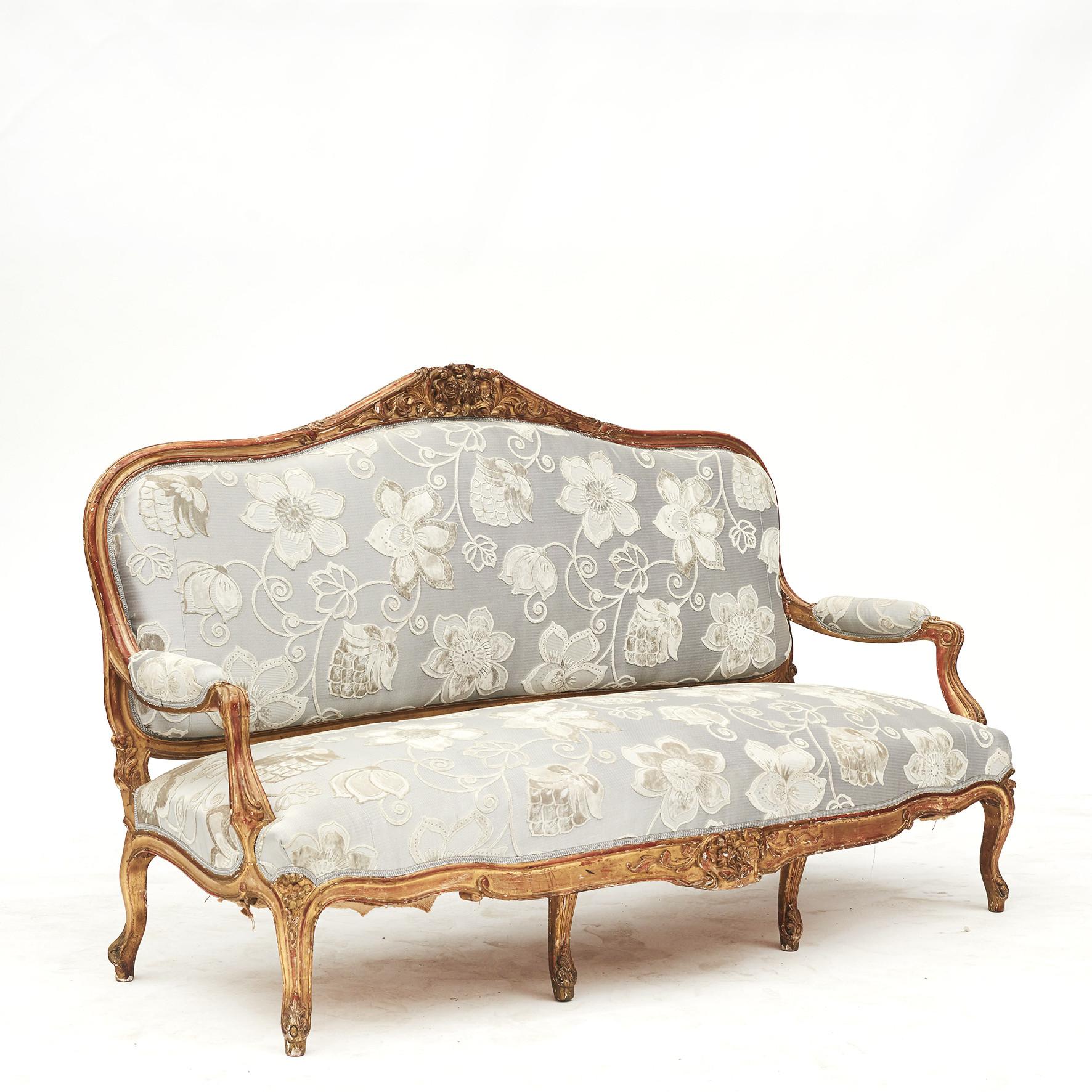 French Rococo style sofa bench decorated with carved foliage motifs.
Original gilding with beautiful naturally age-related patina.
Upholstered with textile from Carlucci.
France, 1840-1860.