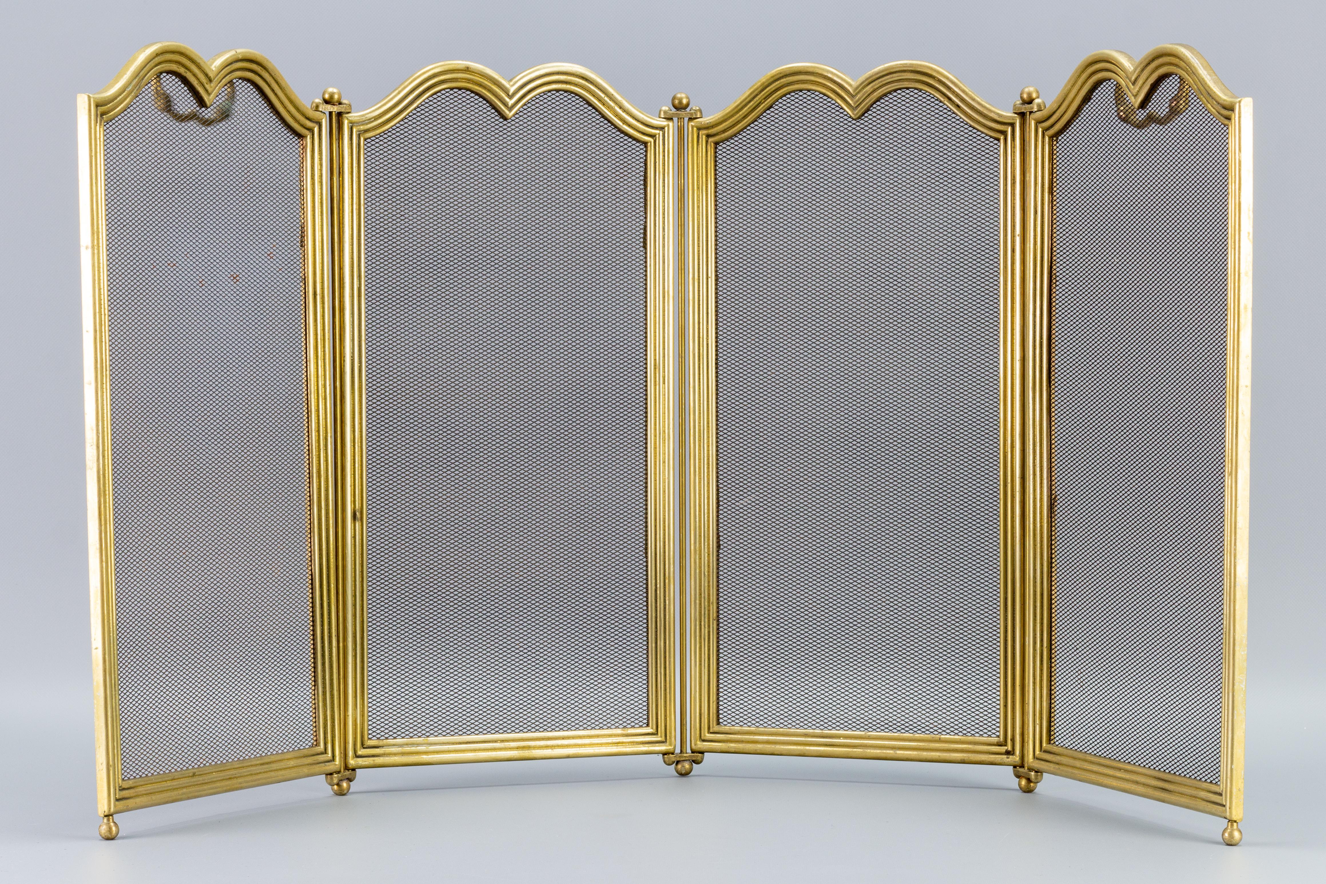 Adorable French brass and metal foldable fireplace screen with four hinged mesh sections. This beautifully shaped fire screen can be folded to adapt it around your heating appliance, France, 1950s.
Dimensions: Height: 51 cm / 20.07 in, total width:
