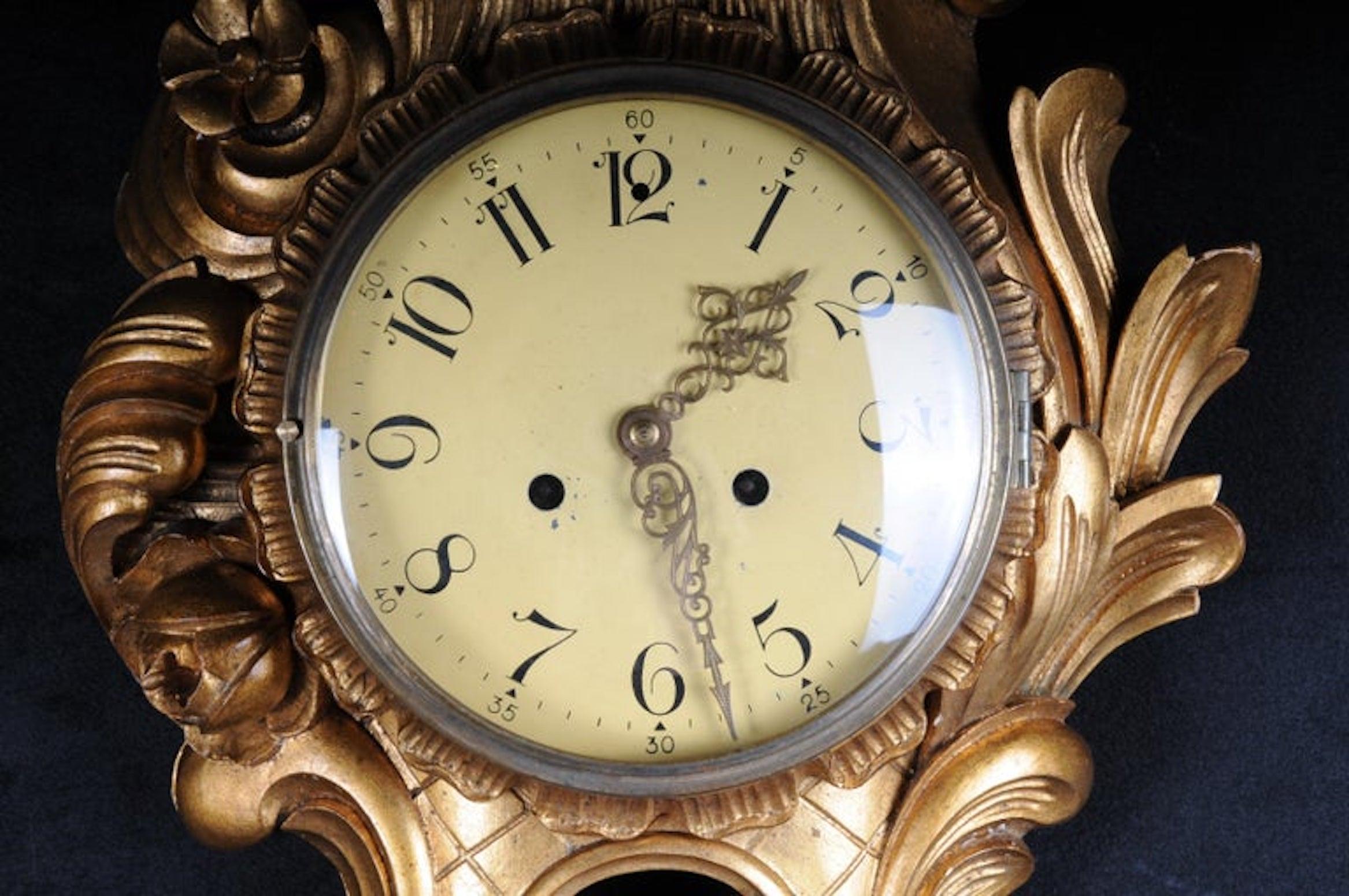 Solid wood hand-carved with rich rococo elements. Roman dial. Glazed.
Clockwork should be checked for accuracy.