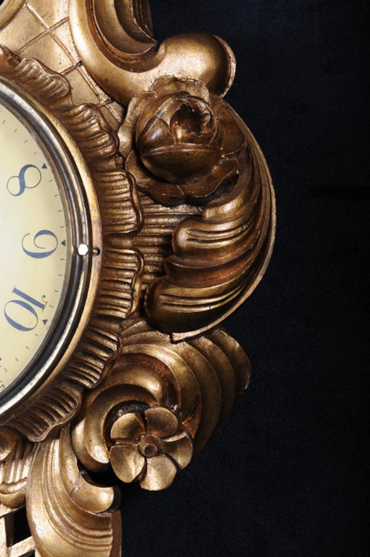 French Rococo Wall Clock 19th Century, Gold In Good Condition For Sale In Berlin, DE