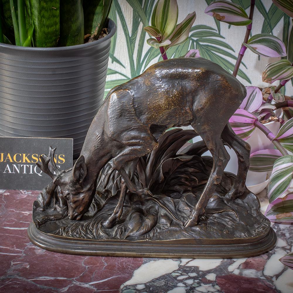 Expédition internationale gratuite 

Signé P. J. Mene 

De notre collection Sculpture, nous avons le plaisir de vous présenter cette sculpture Animalia en bronze représentant un chevreuil par Pierre-Jules Mene. La sculpture en bronze, joliment