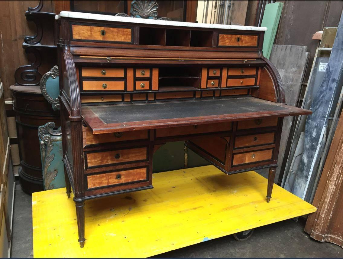 French roll top desk in wood and marble from 19th century.