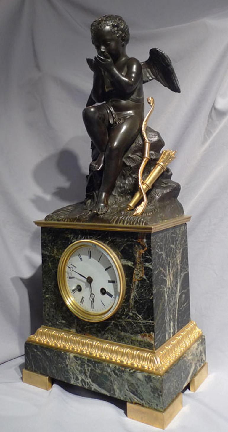 Bronze Horloge d'époque romantique française ancienne en marbre vert, bronze doré et bronze patiné en vente