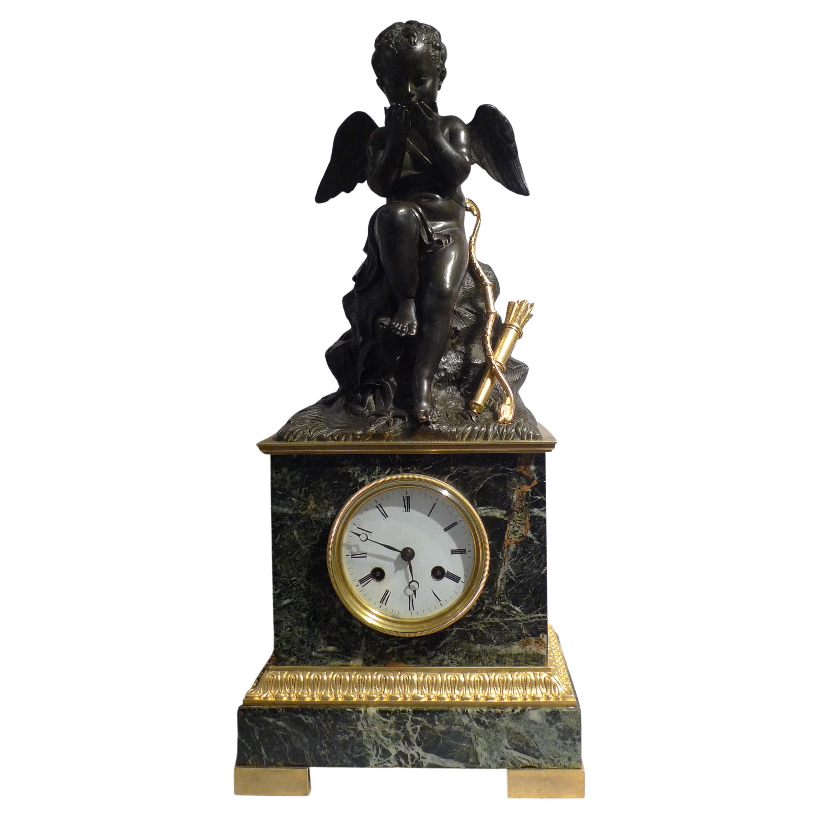 Horloge d'époque romantique française ancienne en marbre vert, bronze doré et bronze patiné