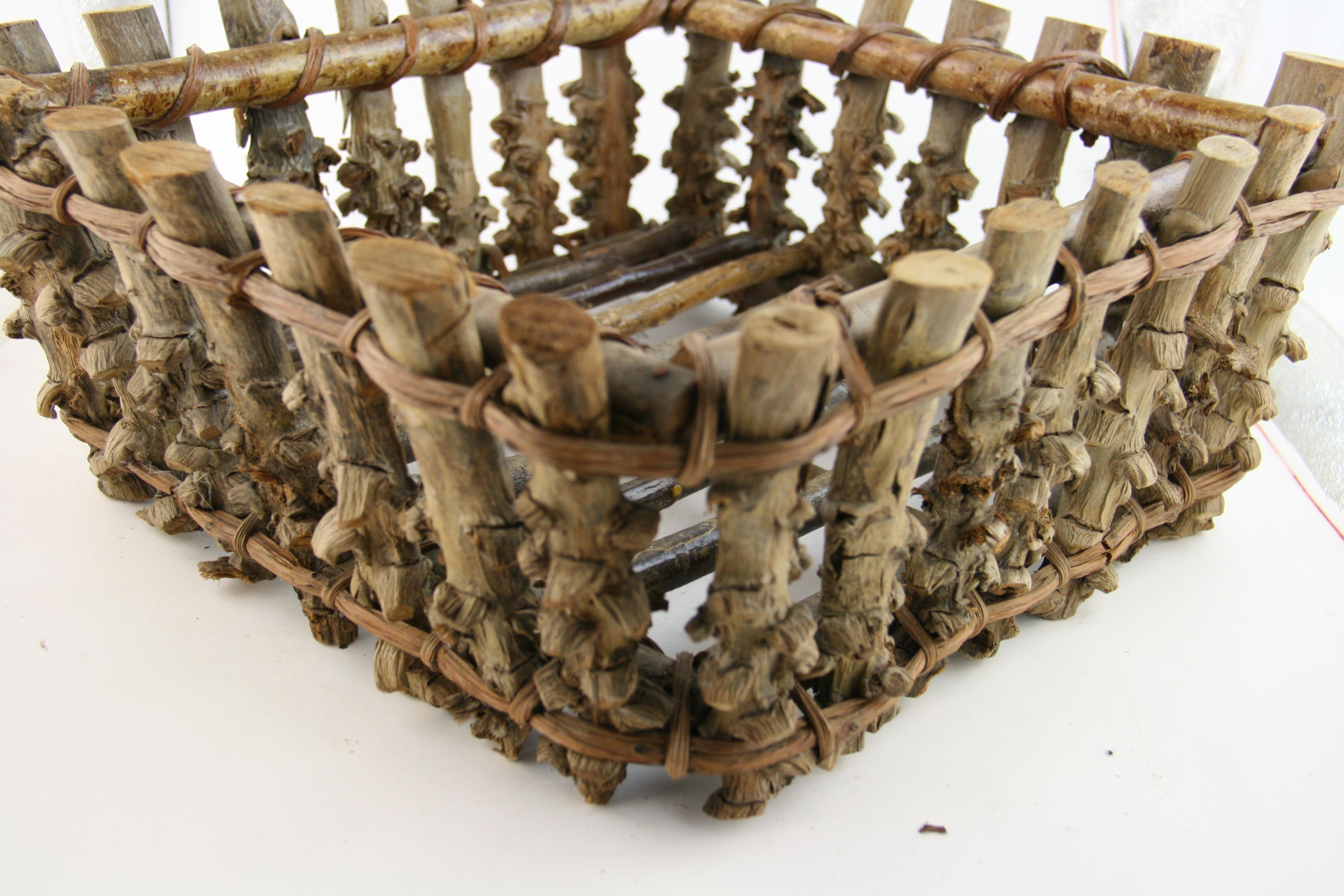 Cache-pot ou centre de table en bois de racine français, vers 1930
Fabriqué à partir de racines de bois ou de brindilles liées par du rotin.