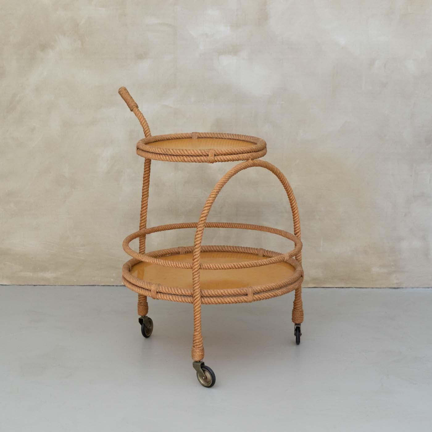 Carrello da bar in corda francese degli anni '60 di Adrien Audoux e Frida Minnet. Carrello circolare con due piani in resina, maniglia e 4 ruote originali in metallo. La corda originale mostra un'ottima età e patina. 