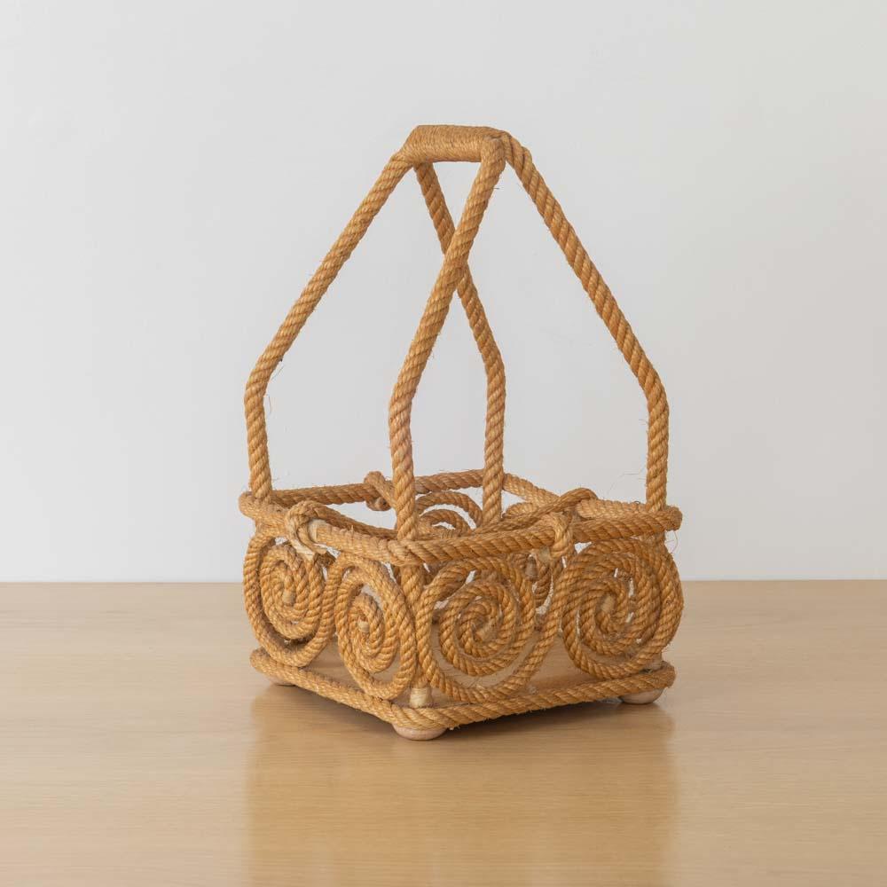 Schöner Flaschenhalter aus Seil mit vier Fächern und Tragegriff von Audoux Minet, Frankreich um 1950. Mit Seil umwickelter Griff mit Wirbeldetail. Original Seil zeigt schöne Alter und Patina. Perfekter Weinflaschenträger.