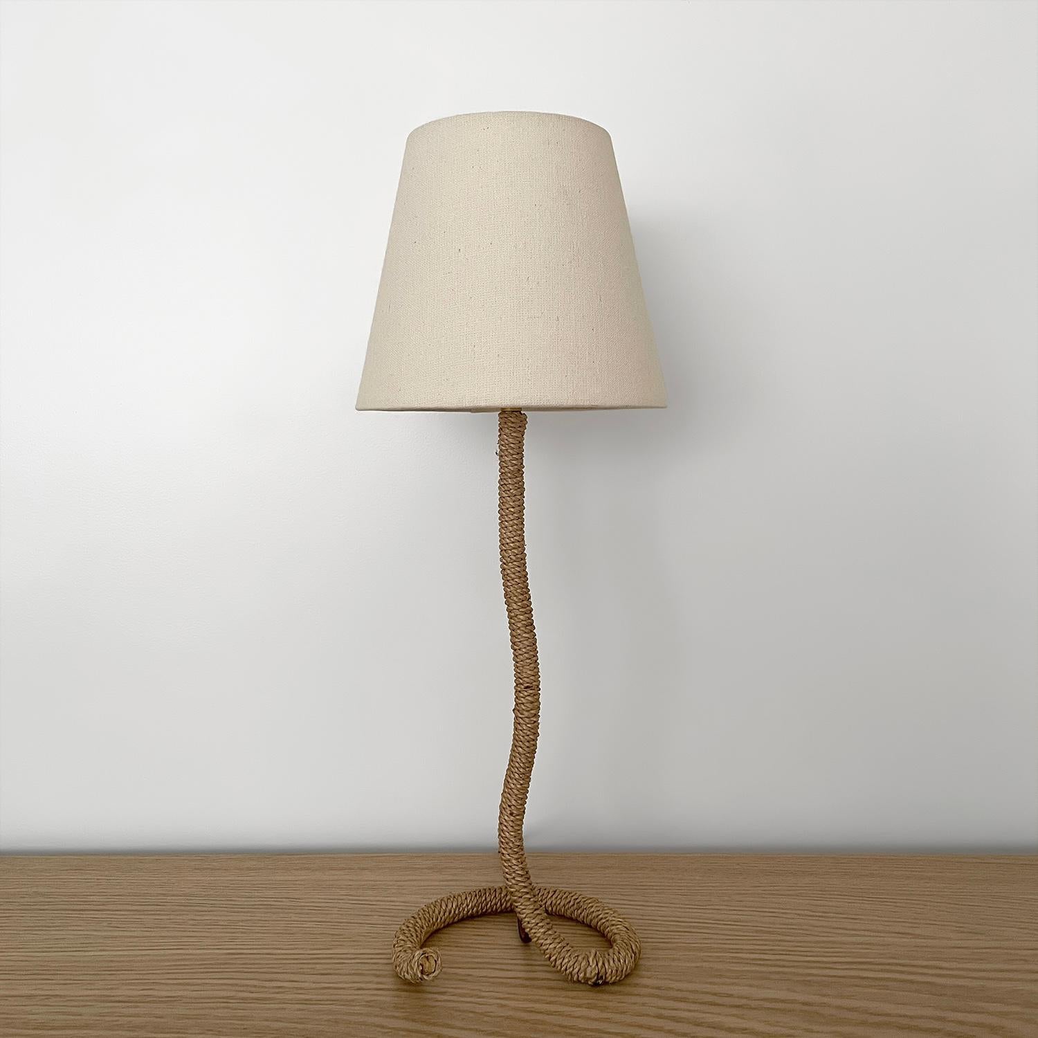 Lampada a corda francese nello stile di Audoux Minet
Francia, metà secolo 
Questa lampada da tavolo delicata e aggraziata è uno schianto
La corda arrotolata avvolge la struttura della lampada e la base a ferro di cavallo.
Patina dovuta all'età e