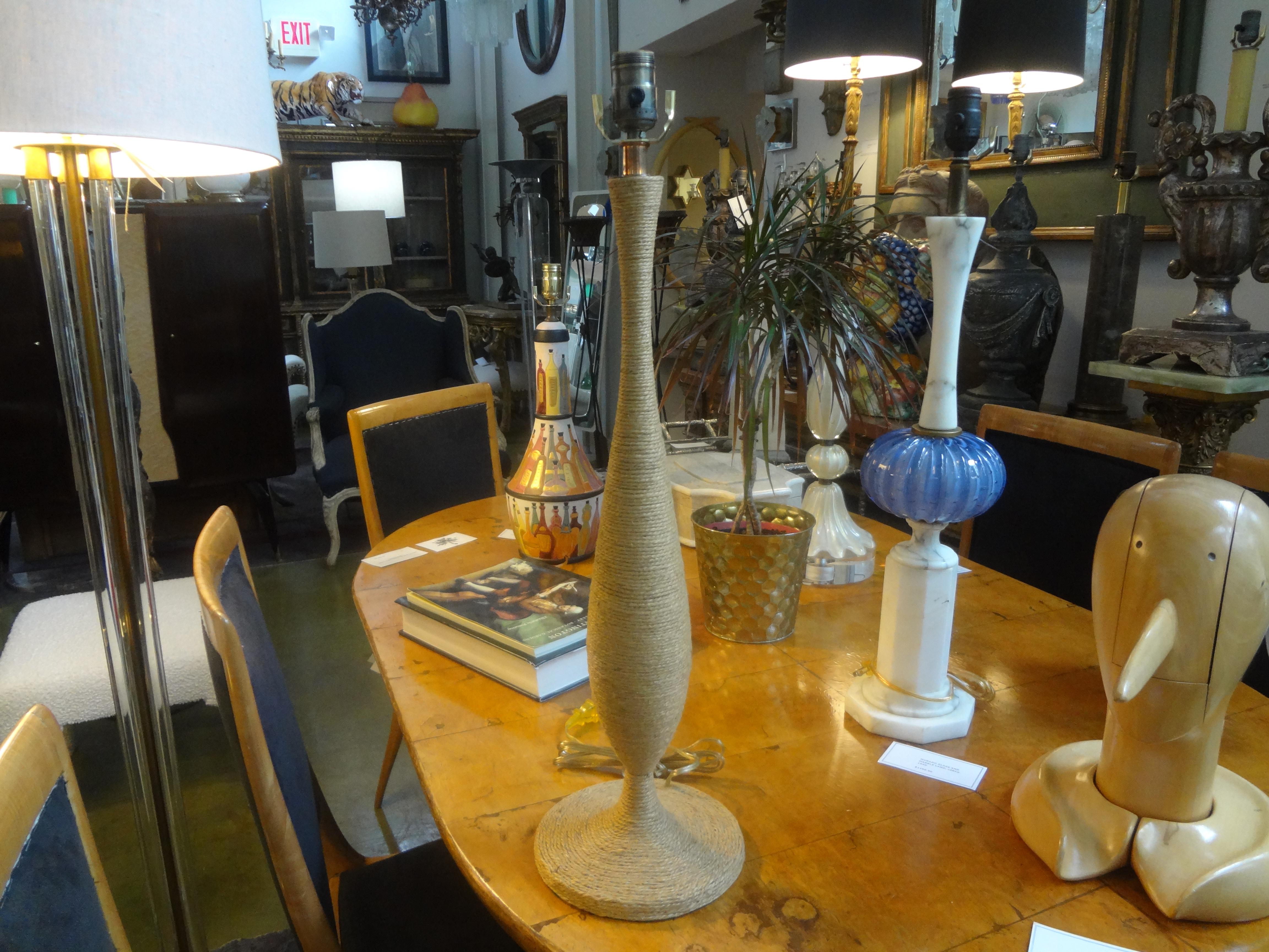 Französische Seiltischlampe von Audoux & Minet, Frankreich, 1960. Die Designer haben bei dieser Lampe ein Seil mit geringerer Stärke verwendet, was ihr ein weicheres Aussehen verleiht. Diese wunderschöne Lampe ist in hervorragendem Zustand und wurde