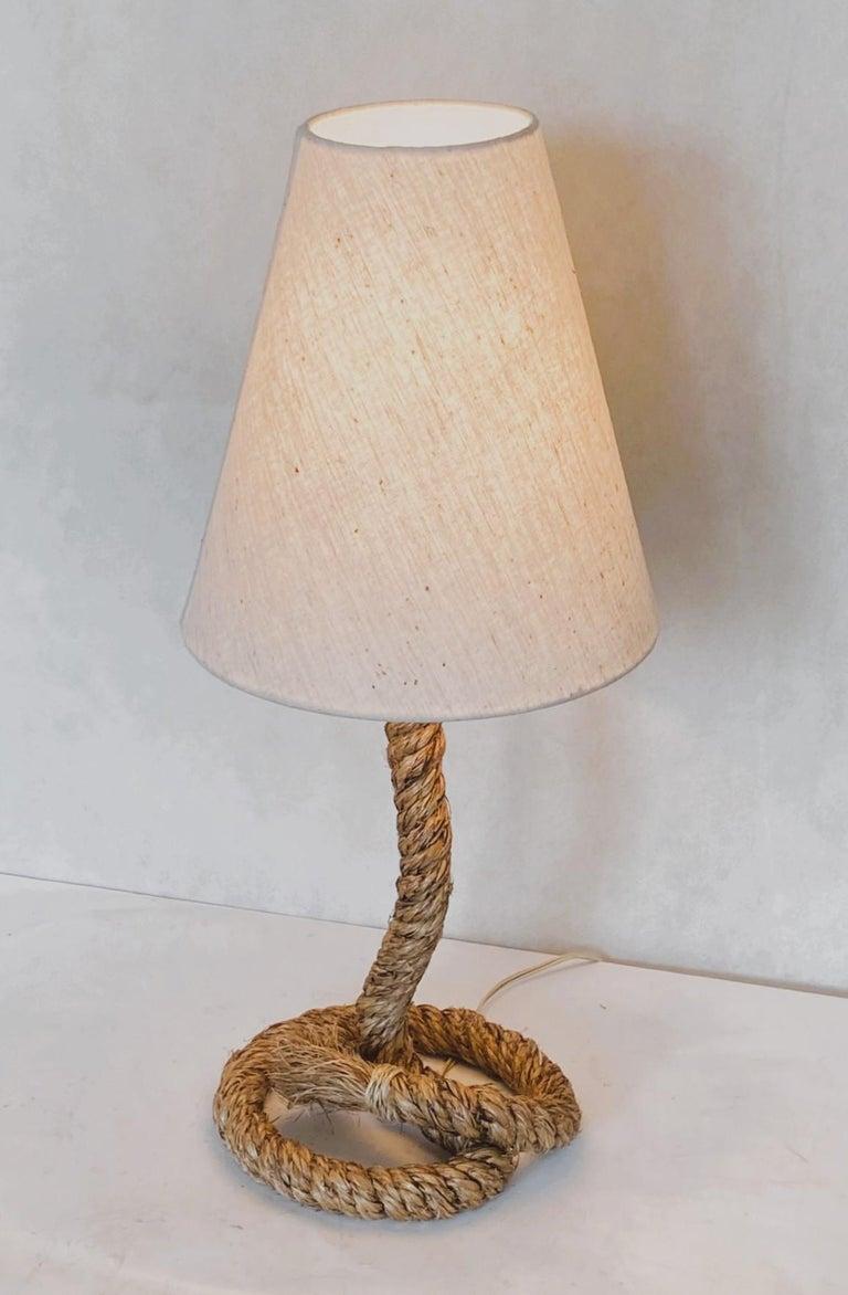 Charmante lampe de table en corde avec abat-jour en lin, réalisée à la main dans le style d'Audoux Minet, France, années 1990. Cette lampe est en très bon état, pas de dommages, câblage refait, abat-jours neufs. Chaque lampe est équipée d'une