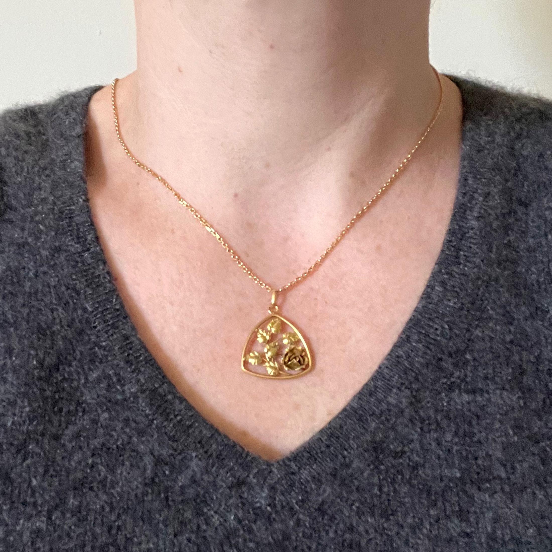 French Rose 18K Yellow Gold Charm Pendant In Good Condition In London, GB
