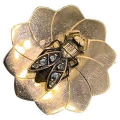 Antike Brosche mit Bienenfisch-Anhänger aus 18 Karat Gold mit Diamant im Rosenschliff