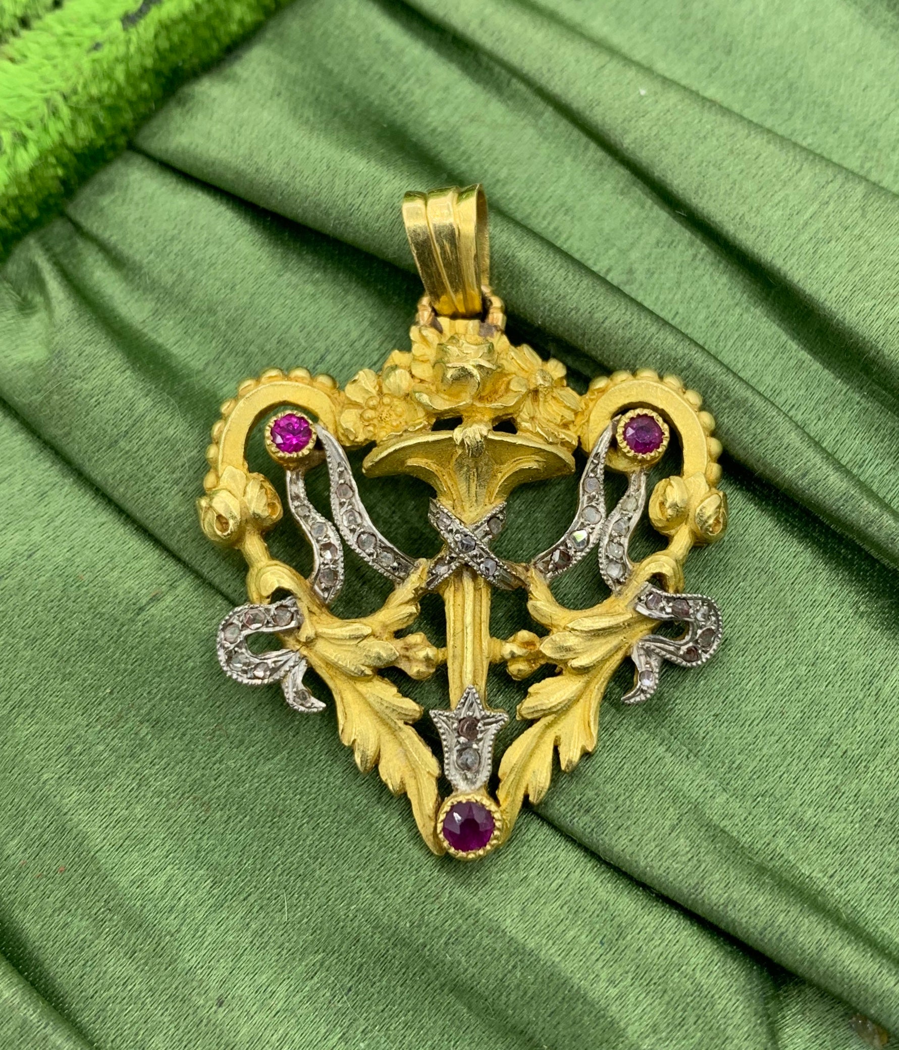 Französischer Rosenschliff Diamant-Rubin-Herz-Anhänger Belle Epoque 18 Karat Gold Blume für Damen oder Herren im Angebot