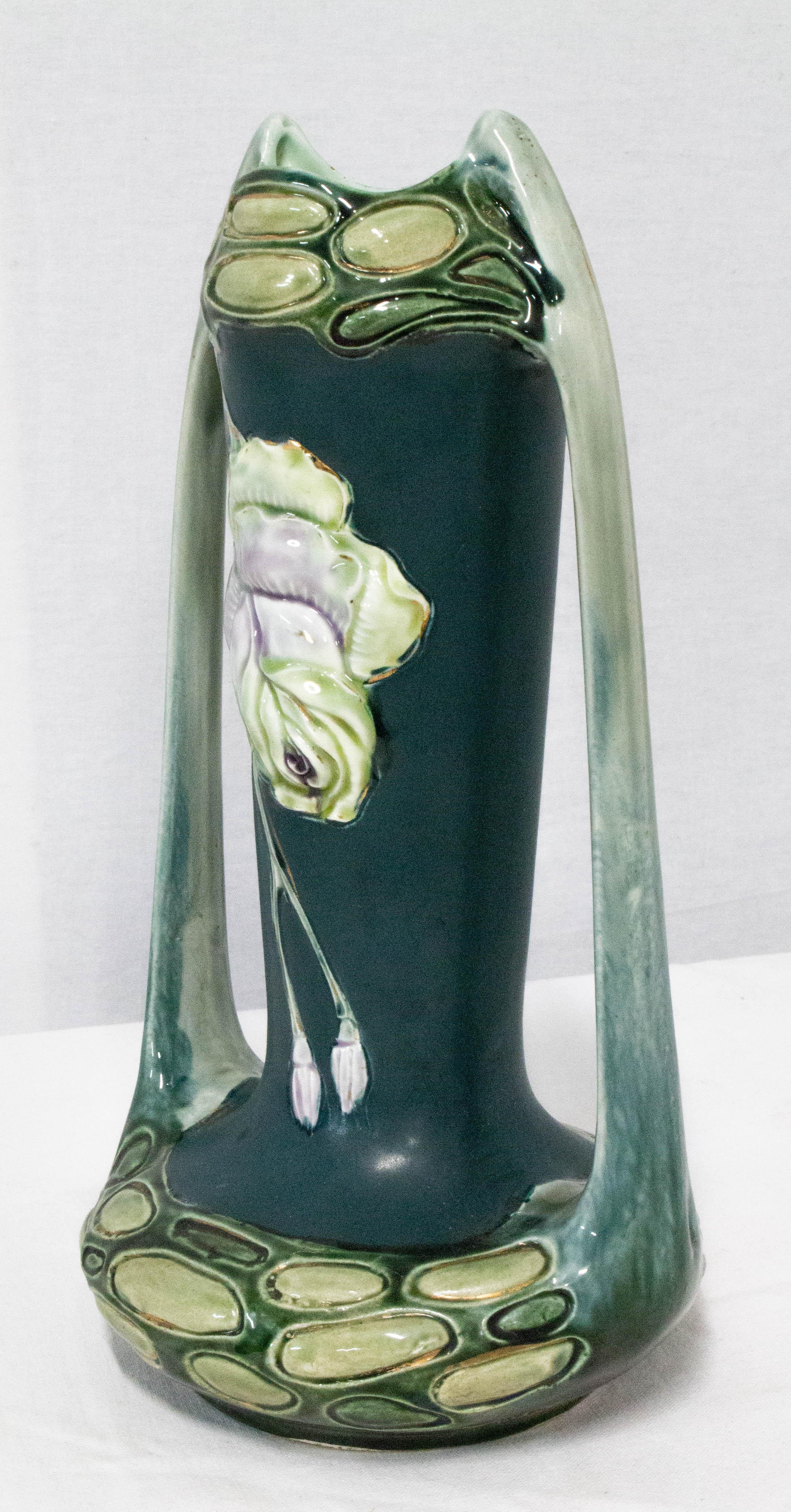 Jugendstil Vase Rosendekor, 1920, Frankreich
Guter antiker Zustand.
Abmessungen der ovalen Öffnung 1,97 in. x 2,76 in.

Für den Versand:
14.5 x 14,5 x 28 cm 0,6 kg.