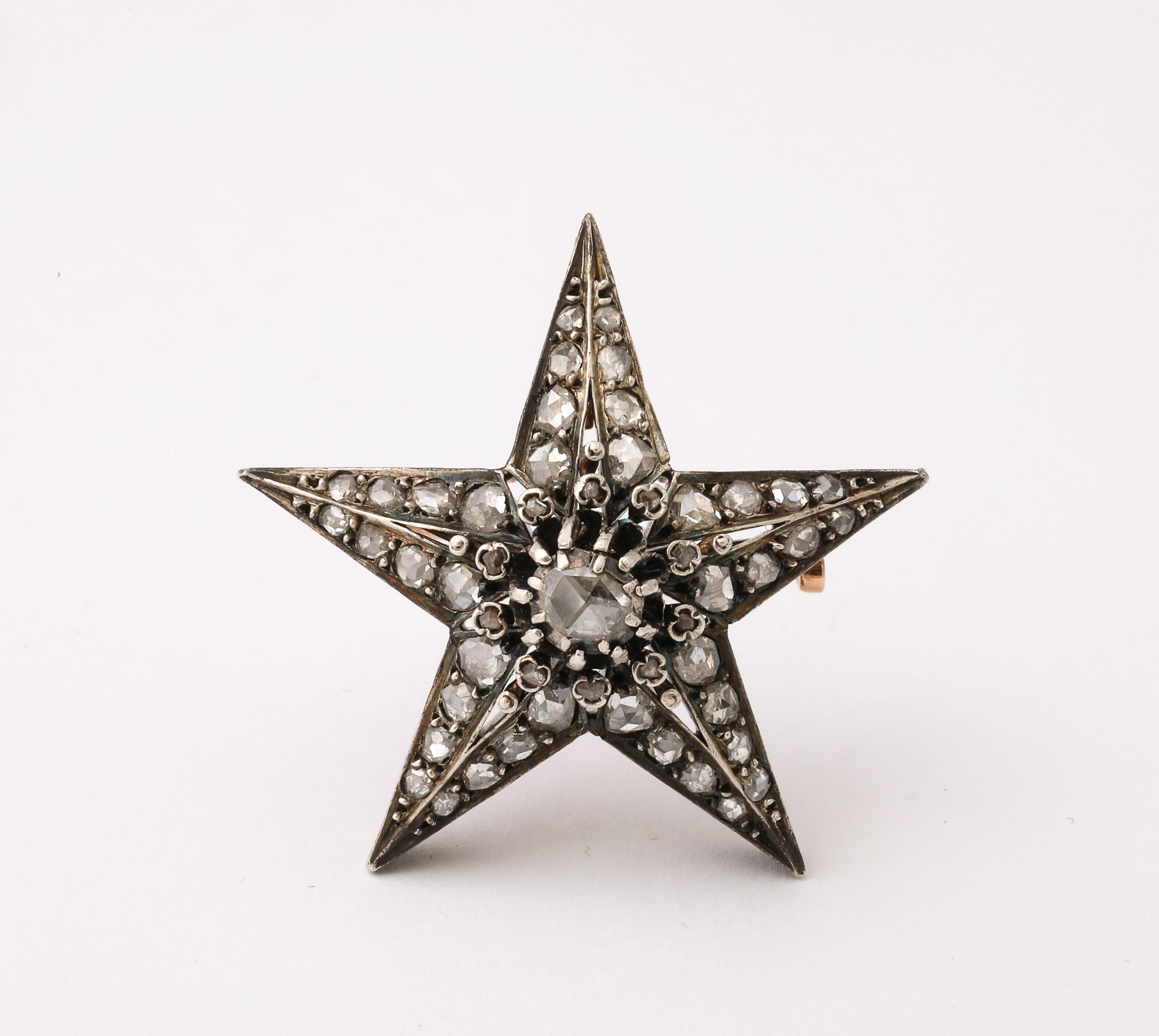 Una splendida spilla/ciondolo francese con diamante rosa a cinque punte, in argento e oro 18 carati, con clip su un pentangolo. Il diamante centrale più grande è circondato da un gruppo di 59 diamanti taglio rosa incastonati più piccoli. 2,00 carati