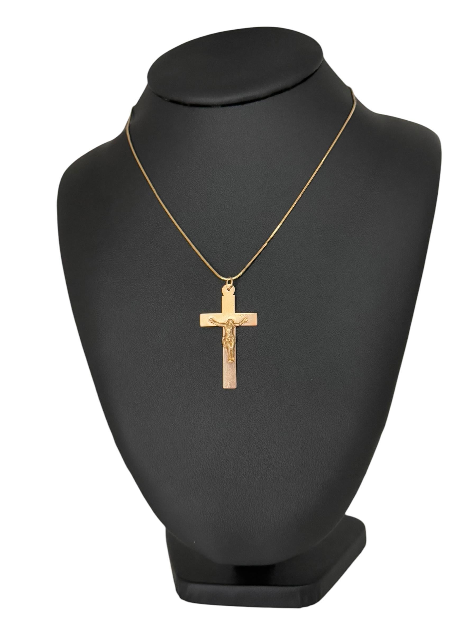 Crucifix français en or rose 14 carats Unisexe en vente