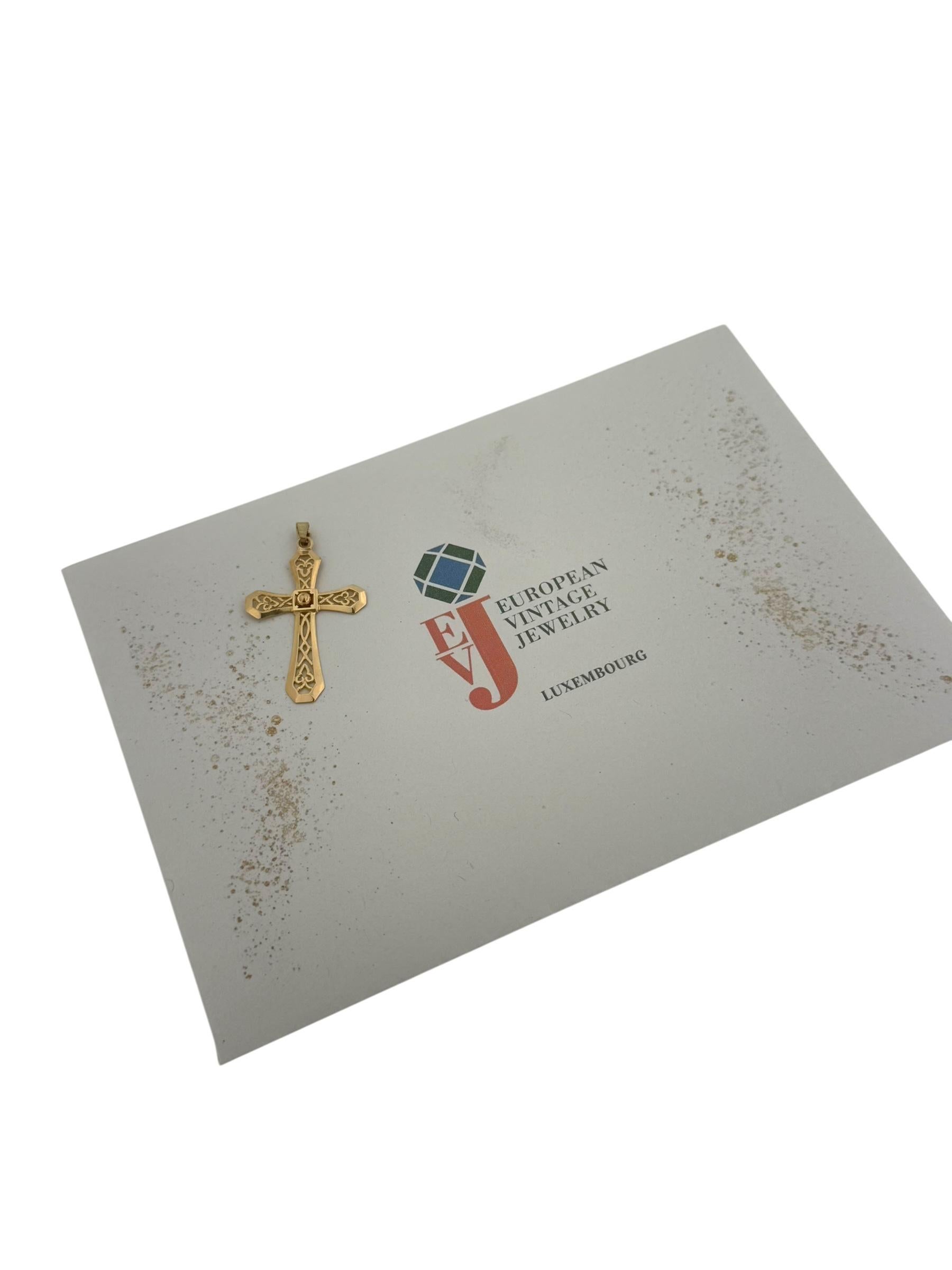 Questo squisito ciondolo a forma di croce francese, realizzato in oro rosa 18 carati, è uno splendido esempio di raffinato design religioso. 

La croce è caratterizzata da un grazioso traforo con motivi a fiore di Lilly, che permette alla luce di