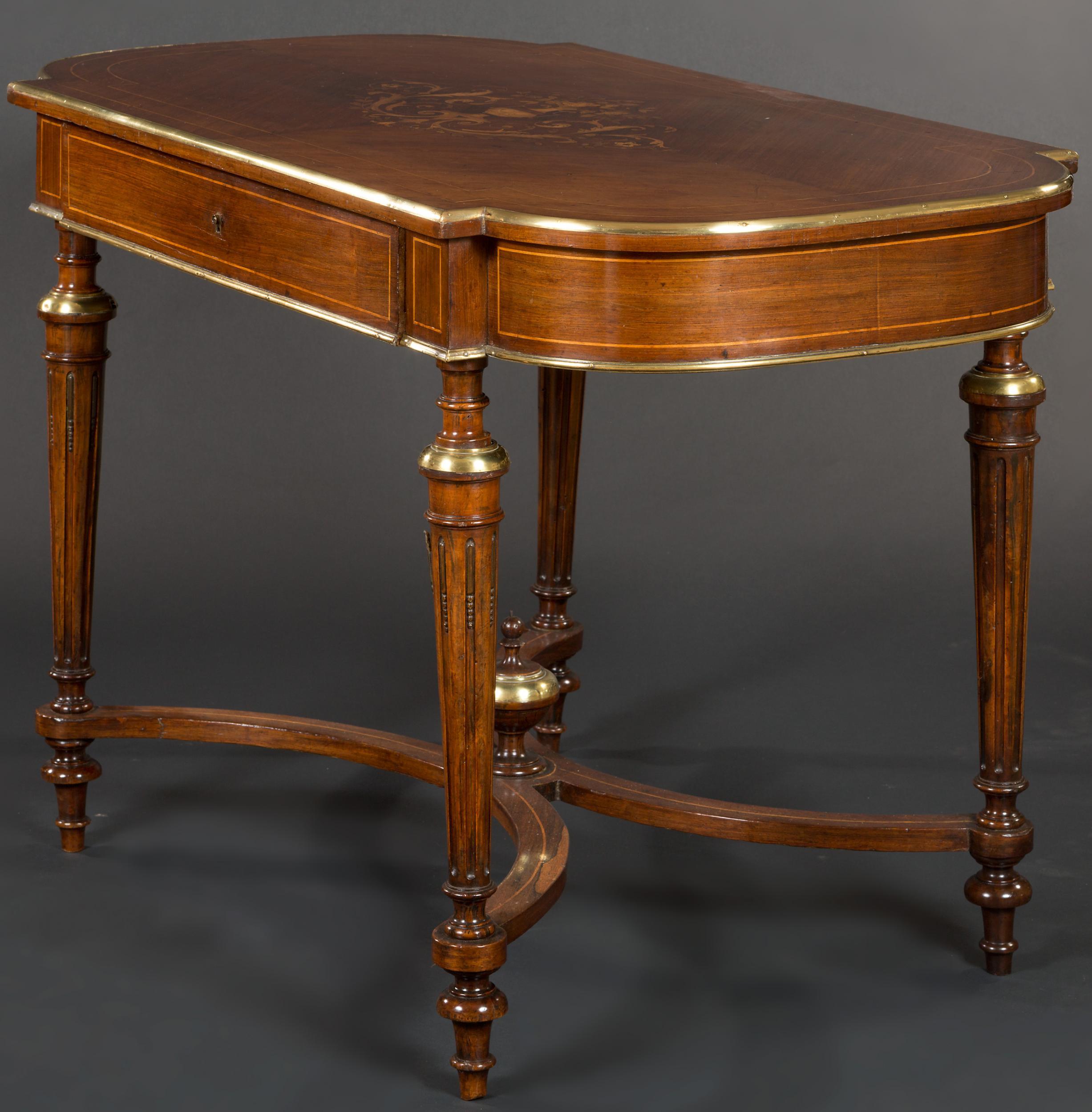 Mesa central francesa de palisandro y marquetería.

Mesa con monturas de latón, incrustaciones de cordoncillo, patas acanaladas con bastidor perfilado y cajón en friso, c1880.