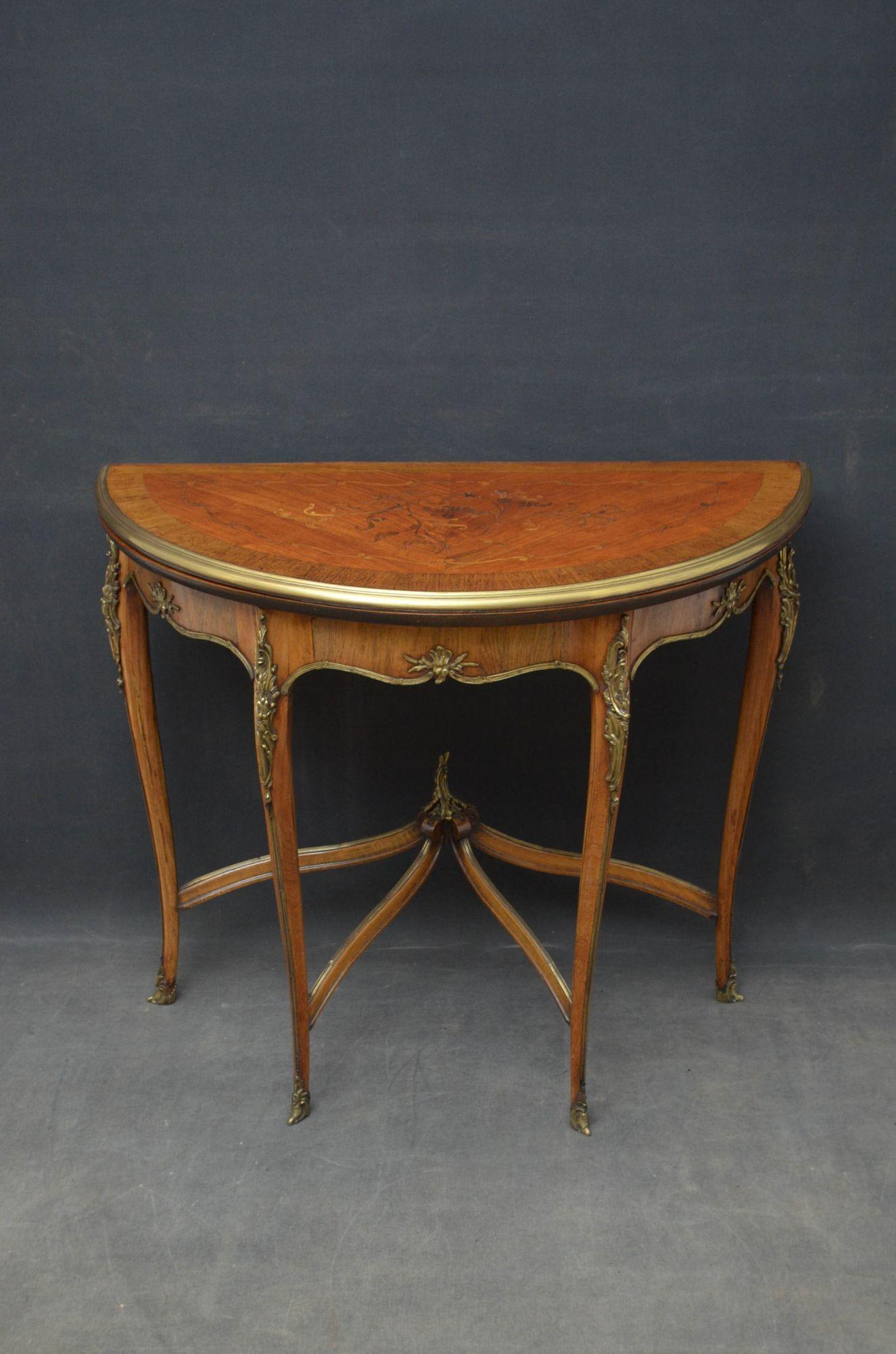 Sn4690 Attrayante table à cartes en demi-lune française, avec un plateau finement marqueté et un bord en laiton, le plateau s'ouvre pour révéler une surface de jeu en baize marron, une frise marquetée et 4 pieds cabriole avec une décoration en