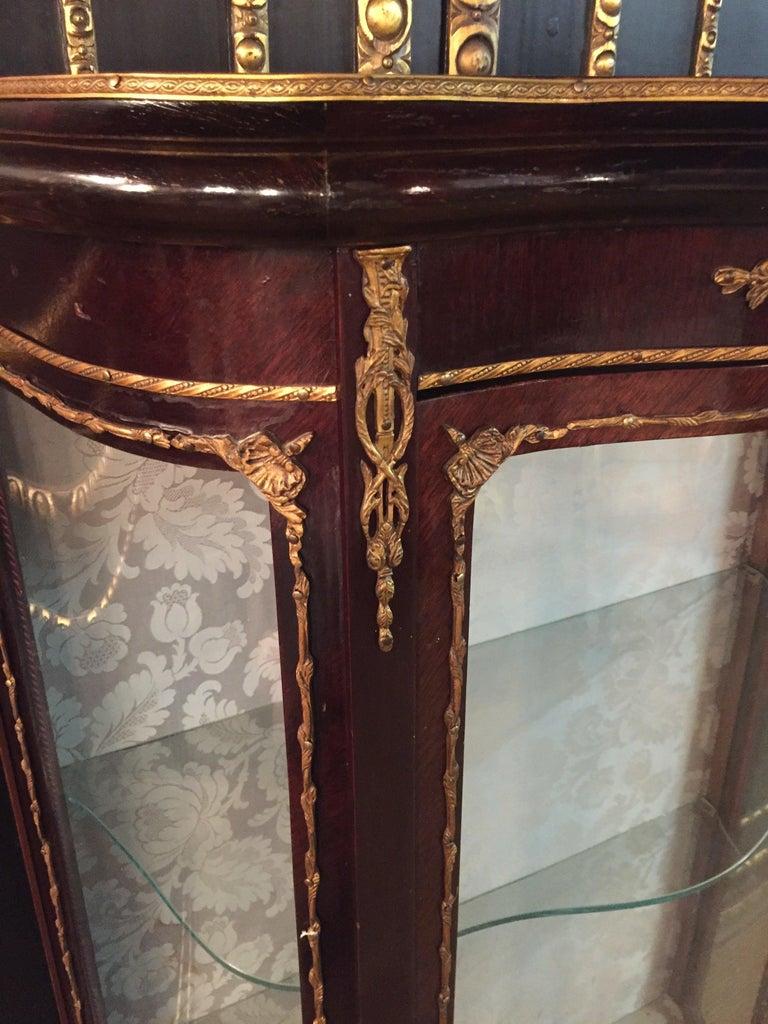 Antique French Rosewood Vitrine with Brass, circa 1900 mahogany veneer For Sale 3