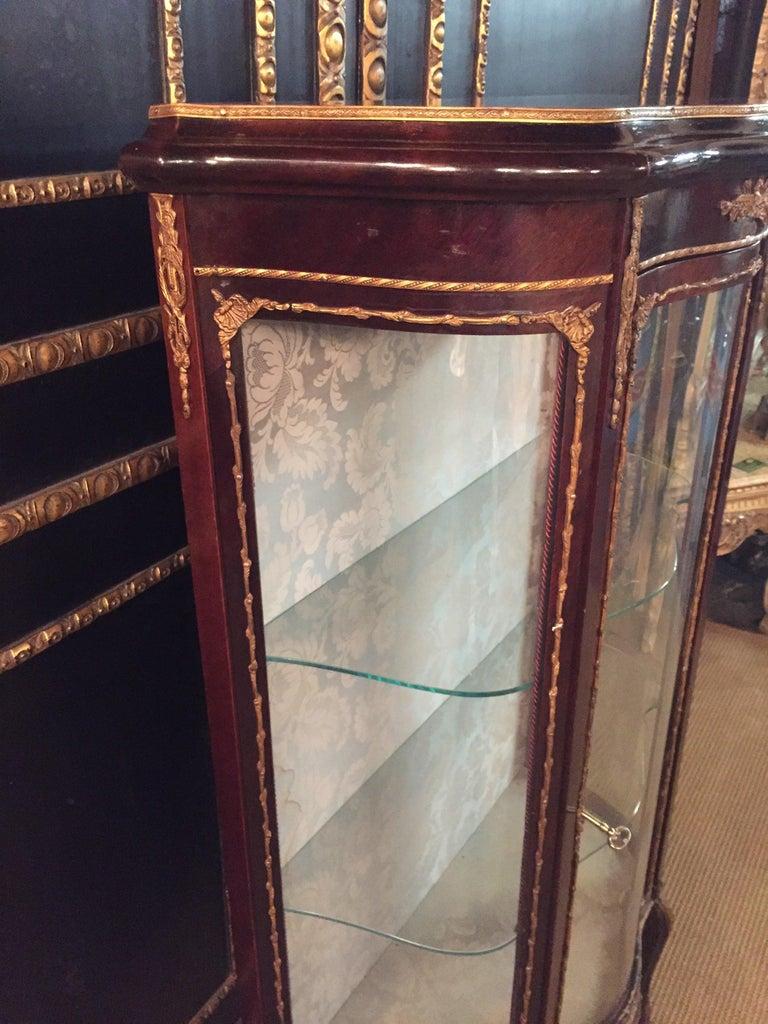 Vitrine aus Palisanderholz mit Messing, um 1900 (Louis XV.) im Angebot