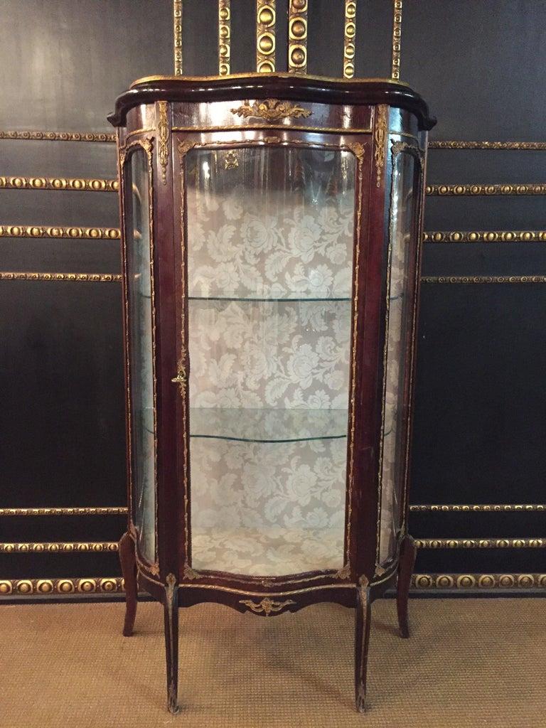 Louis XV Antique French Rosewood Vitrine with Brass, circa 1900 mahogany veneer For Sale