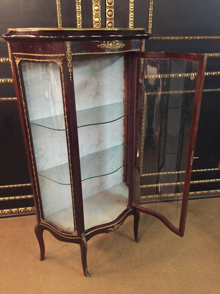 Antique French Rosewood Vitrine with Brass, circa 1900 mahogany veneer In Good Condition For Sale In Berlin, DE