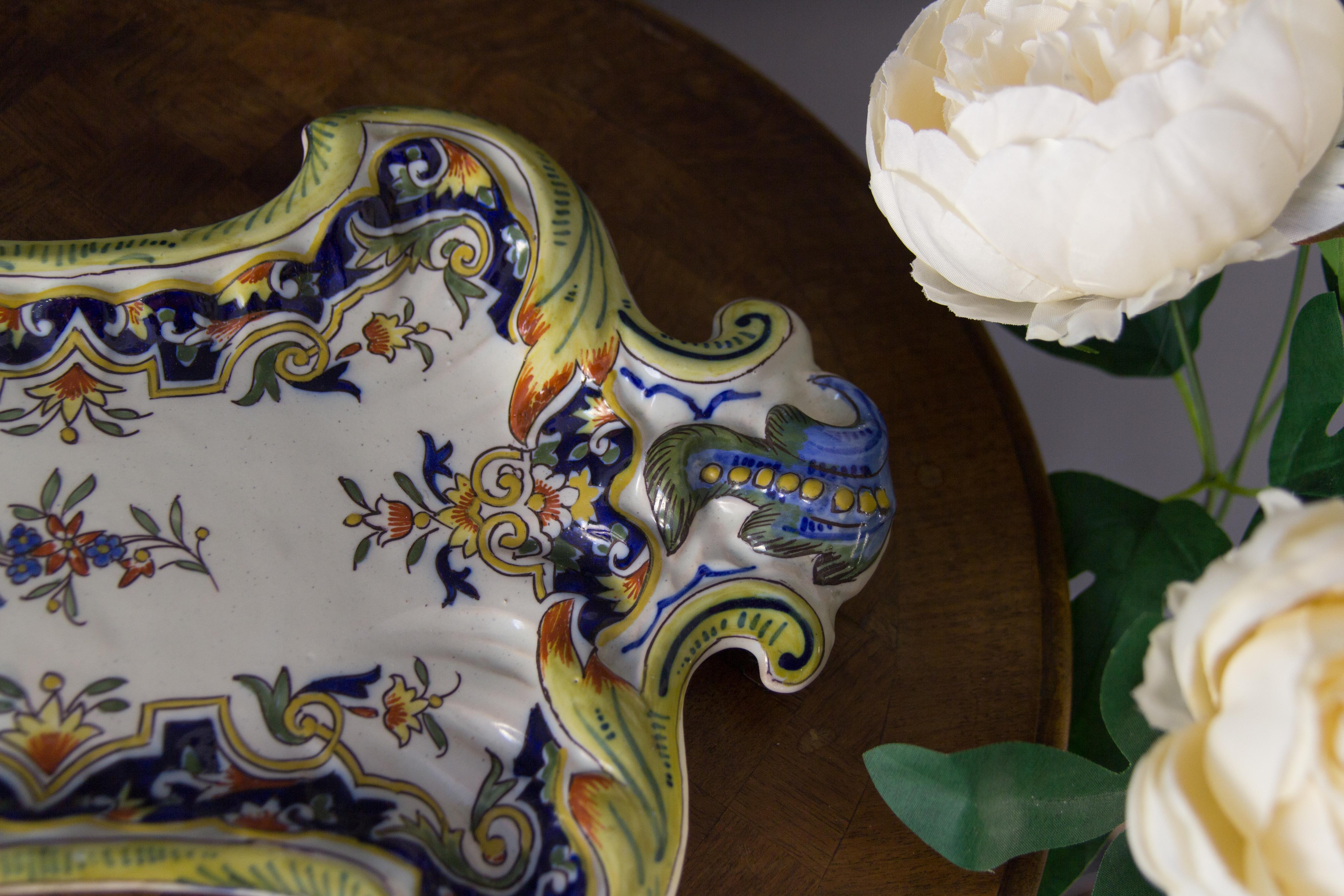 XX secolo Piatto decorativo da parete dipinto a mano in maiolica francese Rouen in vendita