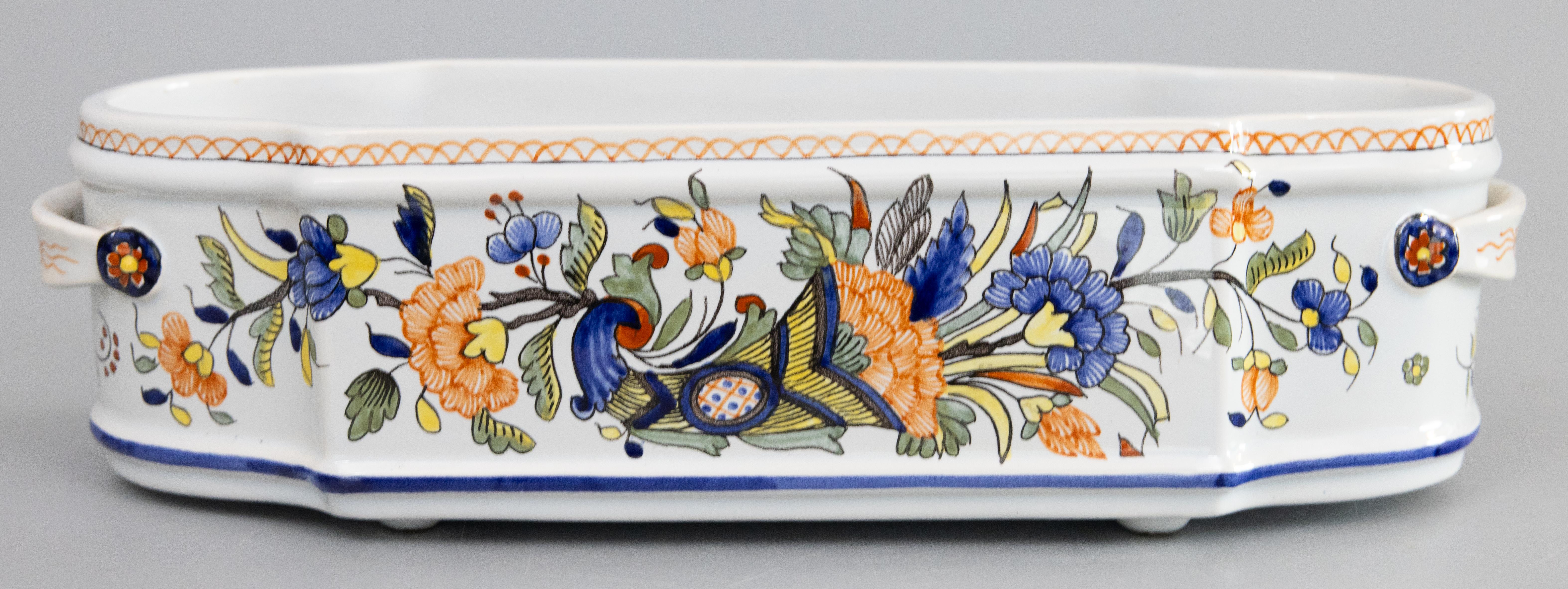 Jardinera Cachepot de loza de Rouen francesa, hacia 1950 Pintado a mano en venta