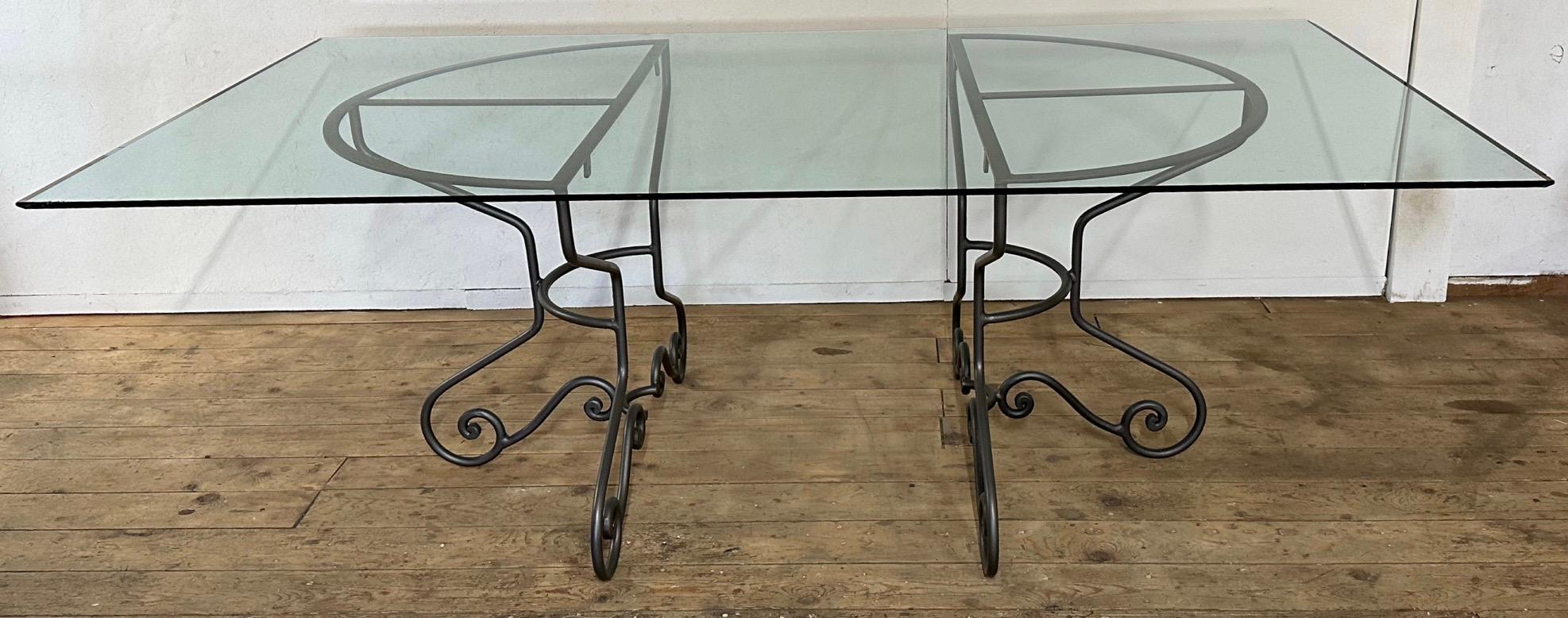 Le due basi in metallo demi lune possono essere accostate per formare la base di un tavolo da pranzo rotondo, distanziate per ospitare un piano rettangolare o ovale, oppure separate completamente per essere utilizzate come coppia di consolle demi