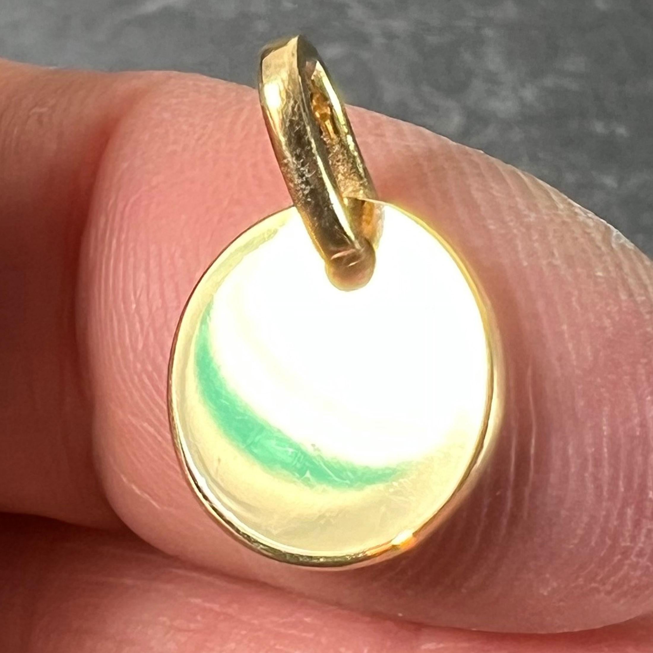 Pendentif Médaille en or jaune 18K, de forme ronde et de forme française en vente 2