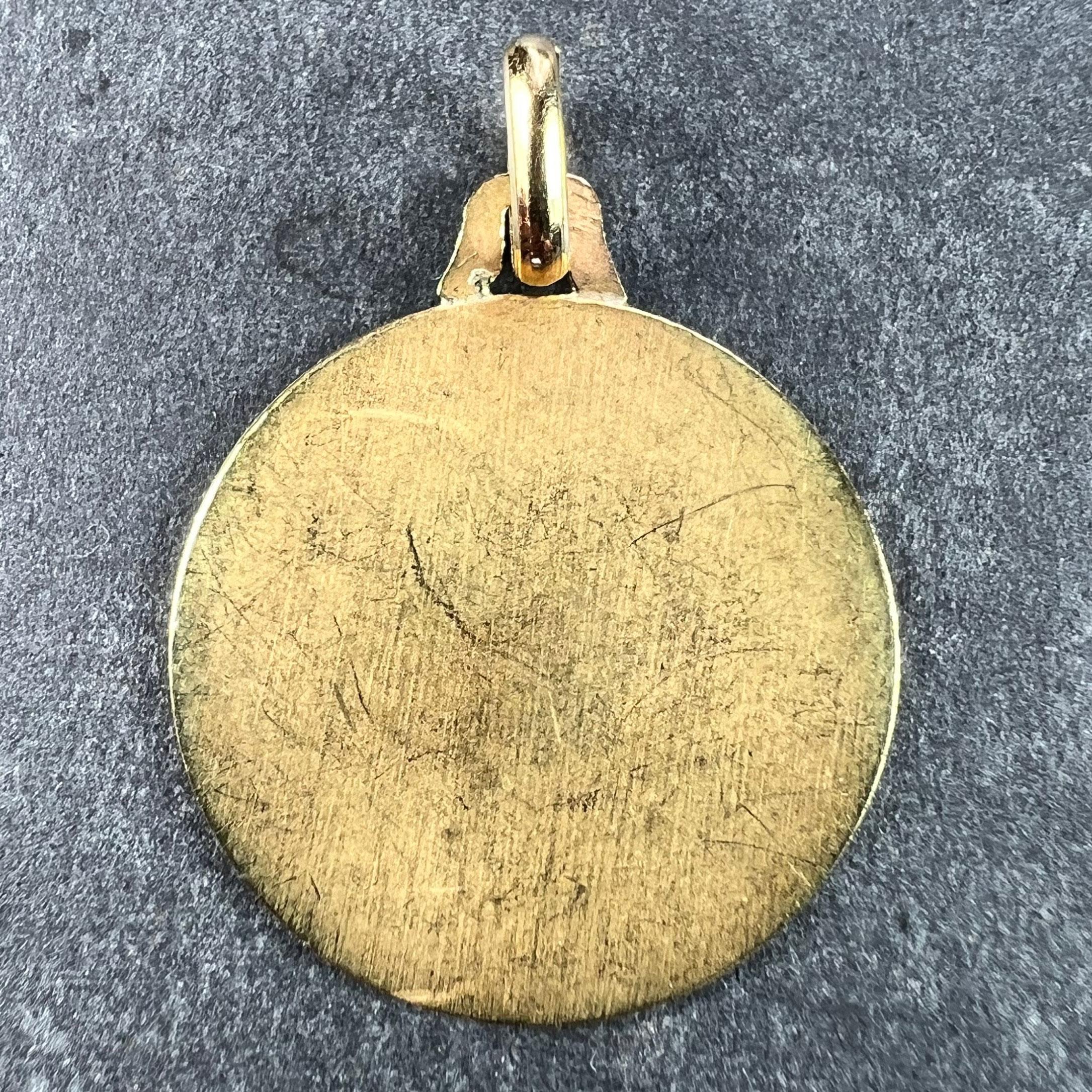 French Round Bricks 18K Yellow Gold Medal Pendant In Good Condition For Sale In London, GB